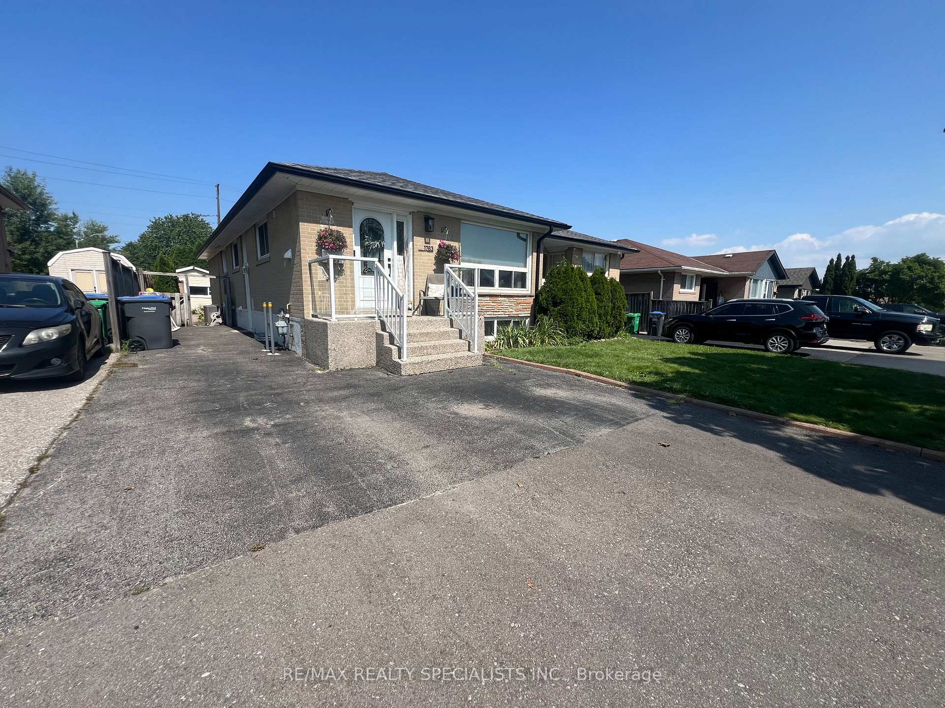 Photo 2 of Unit Lower, 1763 Sandgate Crescent, Mississauga, Clarkson — HOMEH
