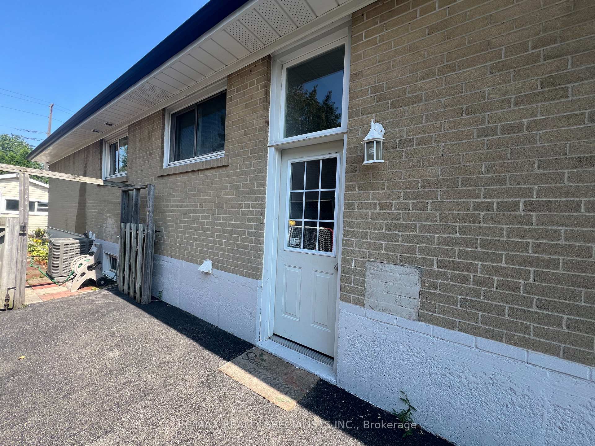 Photo 3 of Unit Lower, 1763 Sandgate Crescent, Mississauga, Clarkson — HOMEH