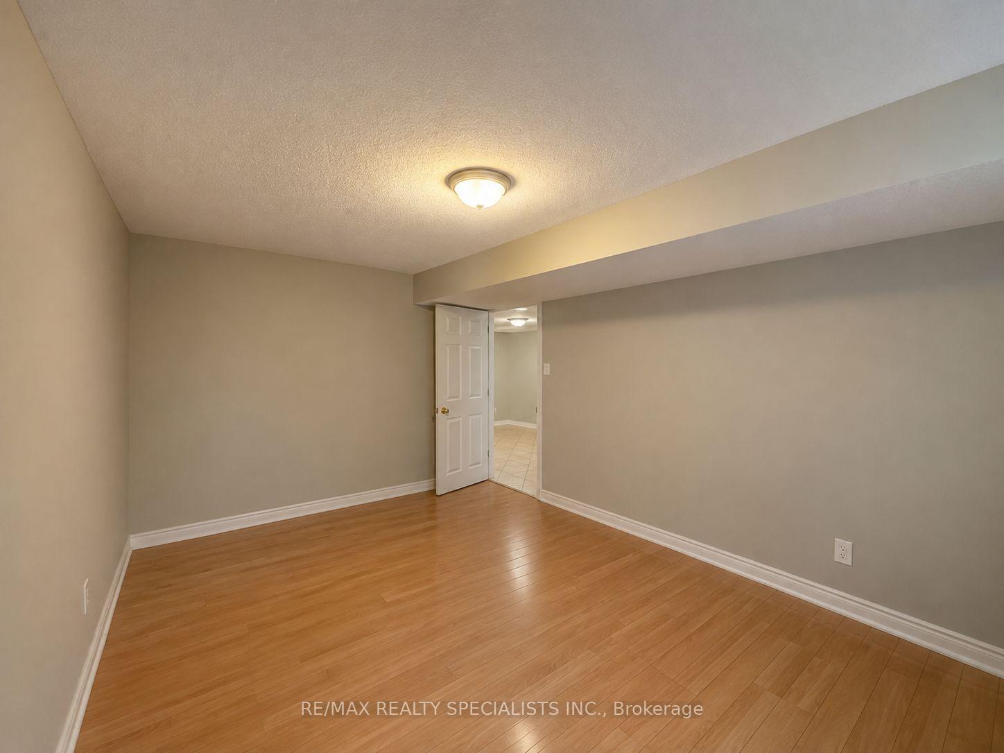 Photo 5 of Unit Lower, 1763 Sandgate Crescent, Mississauga, Clarkson — HOMEH