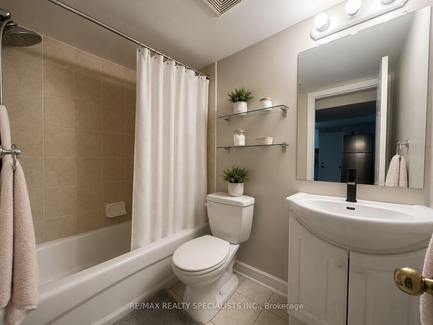 Photo 7 of Unit Lower, 1763 Sandgate Crescent, Mississauga, Clarkson — HOMEH