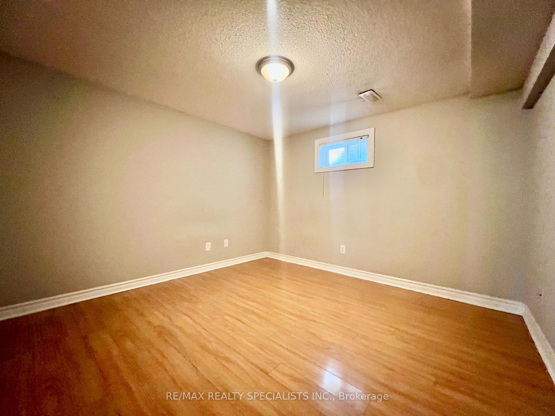 Photo 11 of Unit Lower, 1763 Sandgate Crescent, Mississauga, Clarkson — HOMEH