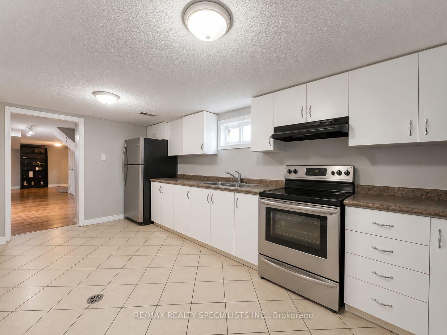 Photo 6 of Unit Lower, 1763 Sandgate Crescent, Mississauga, Clarkson — HOMEH