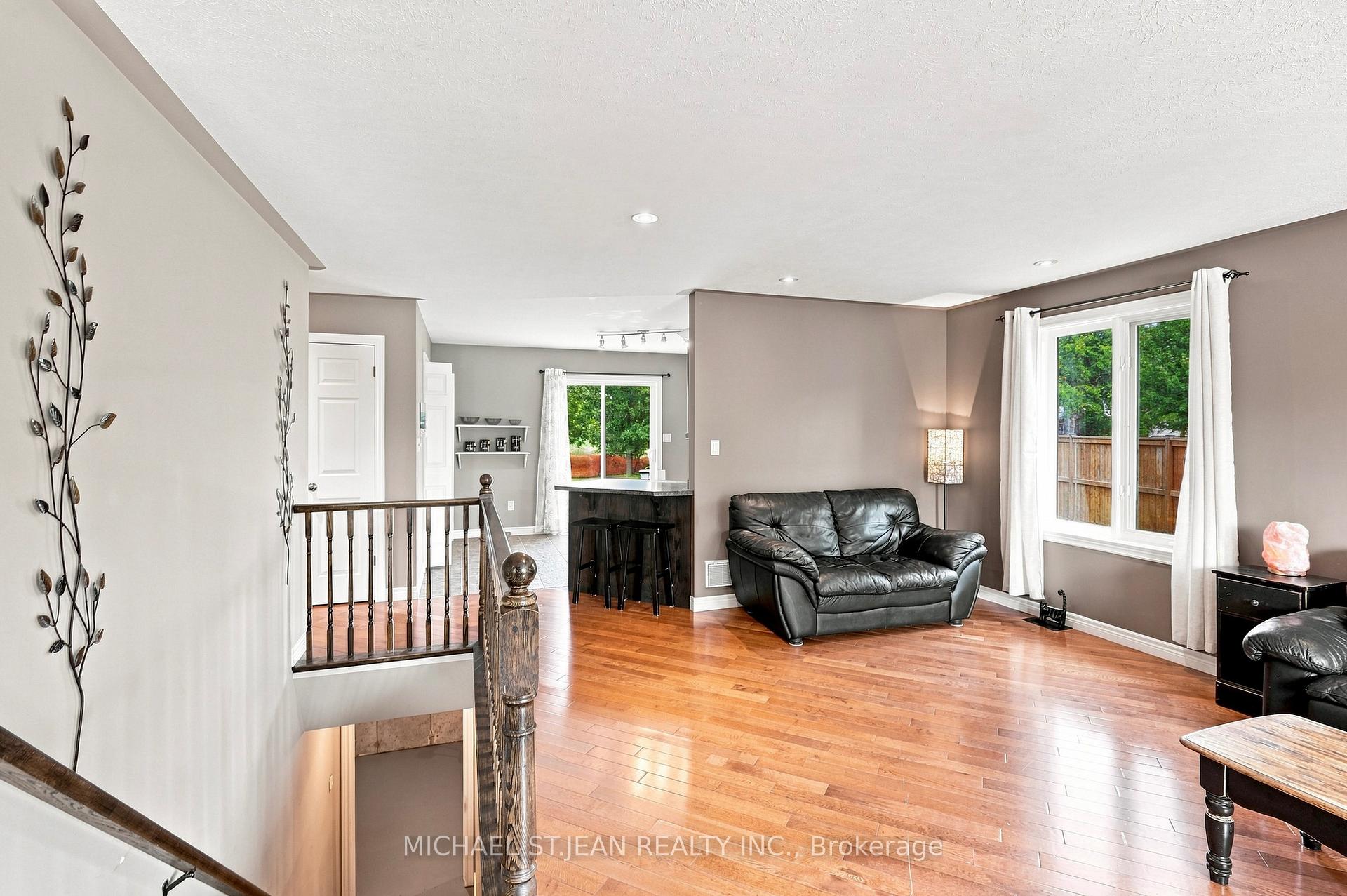 Photo 8 of 30 Leslie Street, Haldimand — HOMEH