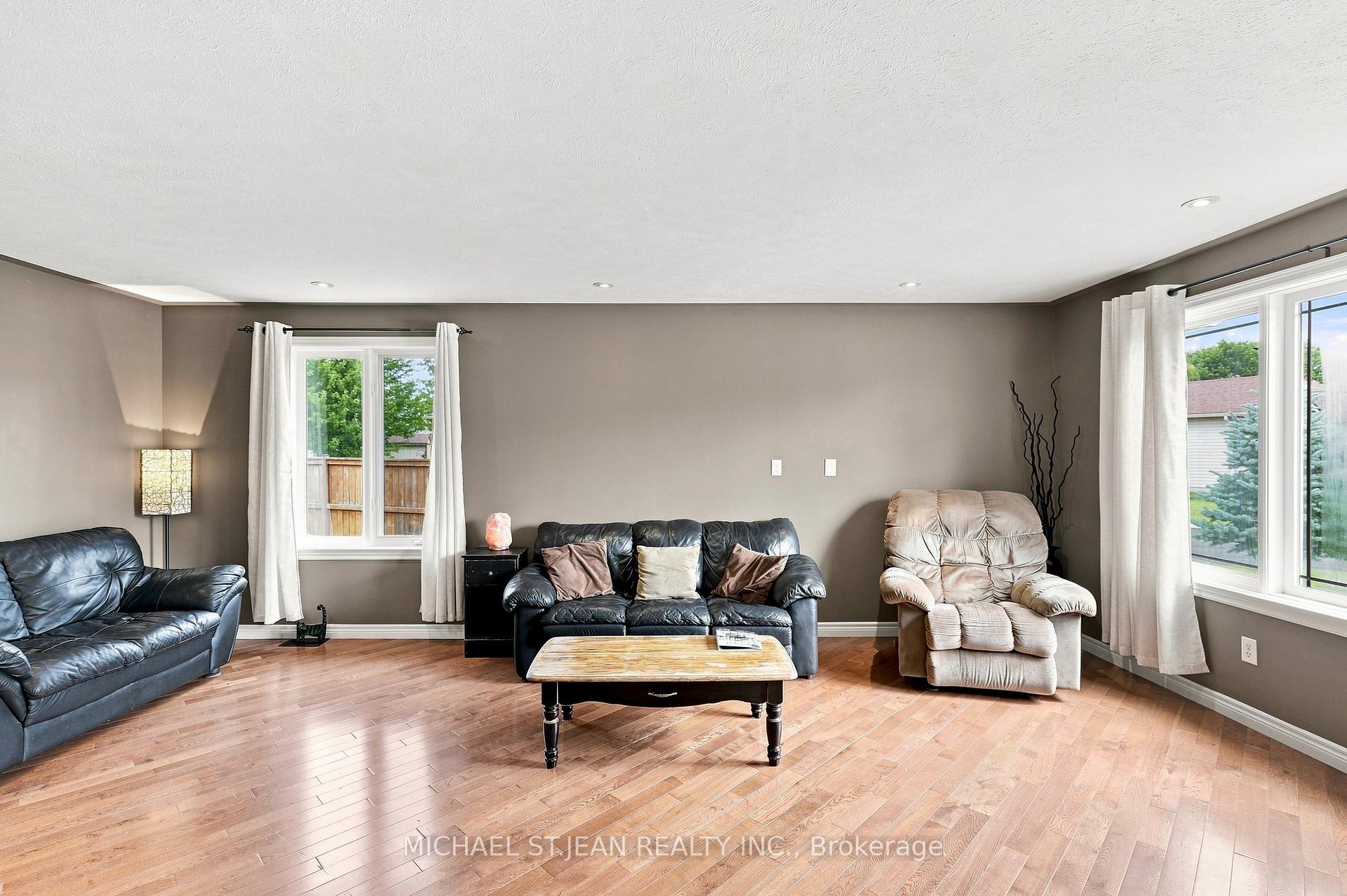 Photo 10 of 30 Leslie Street, Haldimand — HOMEH