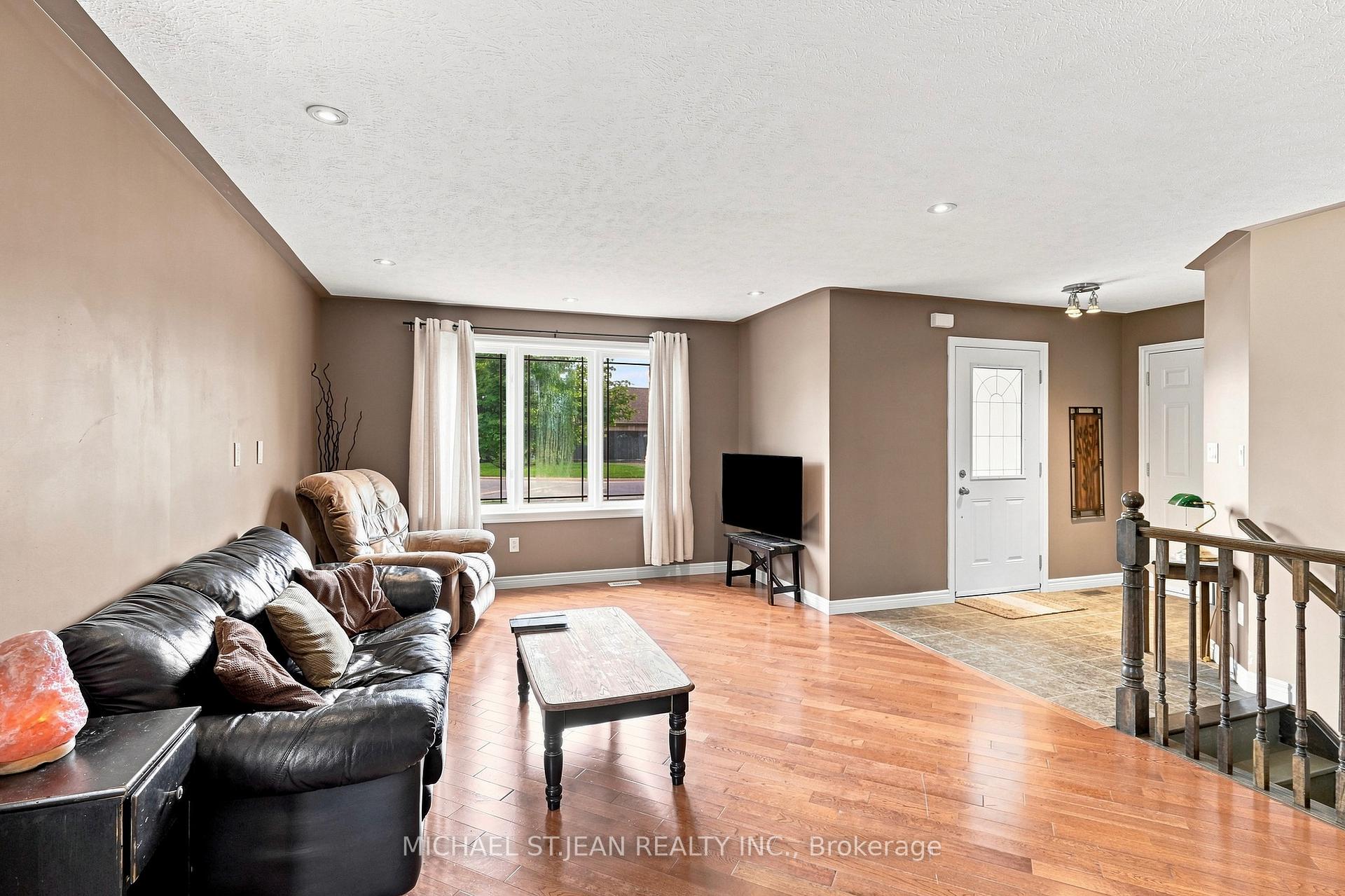 Photo 11 of 30 Leslie Street, Haldimand — HOMEH