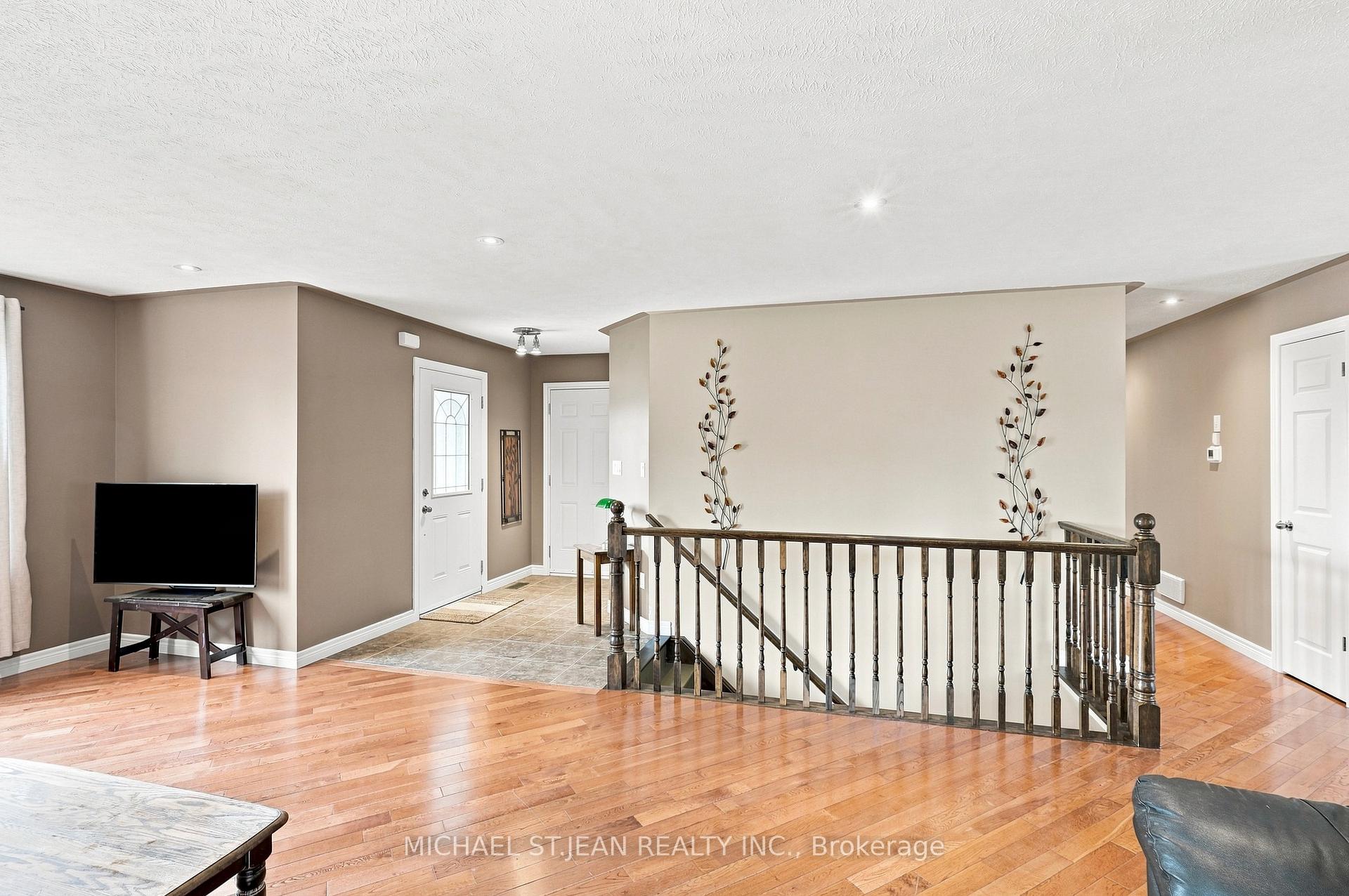 Photo 18 of 30 Leslie Street, Haldimand — HOMEH