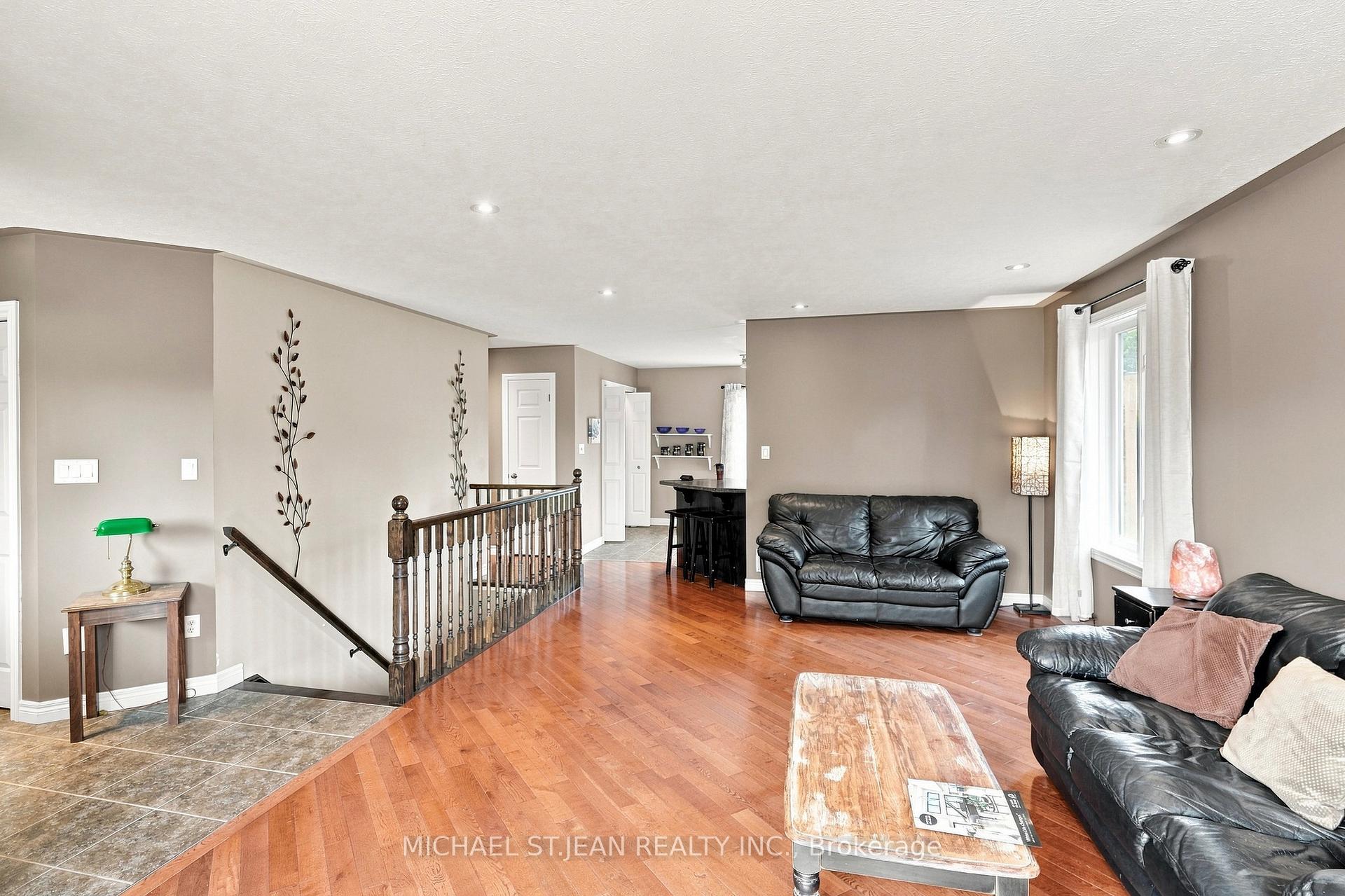 Photo 13 of 30 Leslie Street, Haldimand — HOMEH