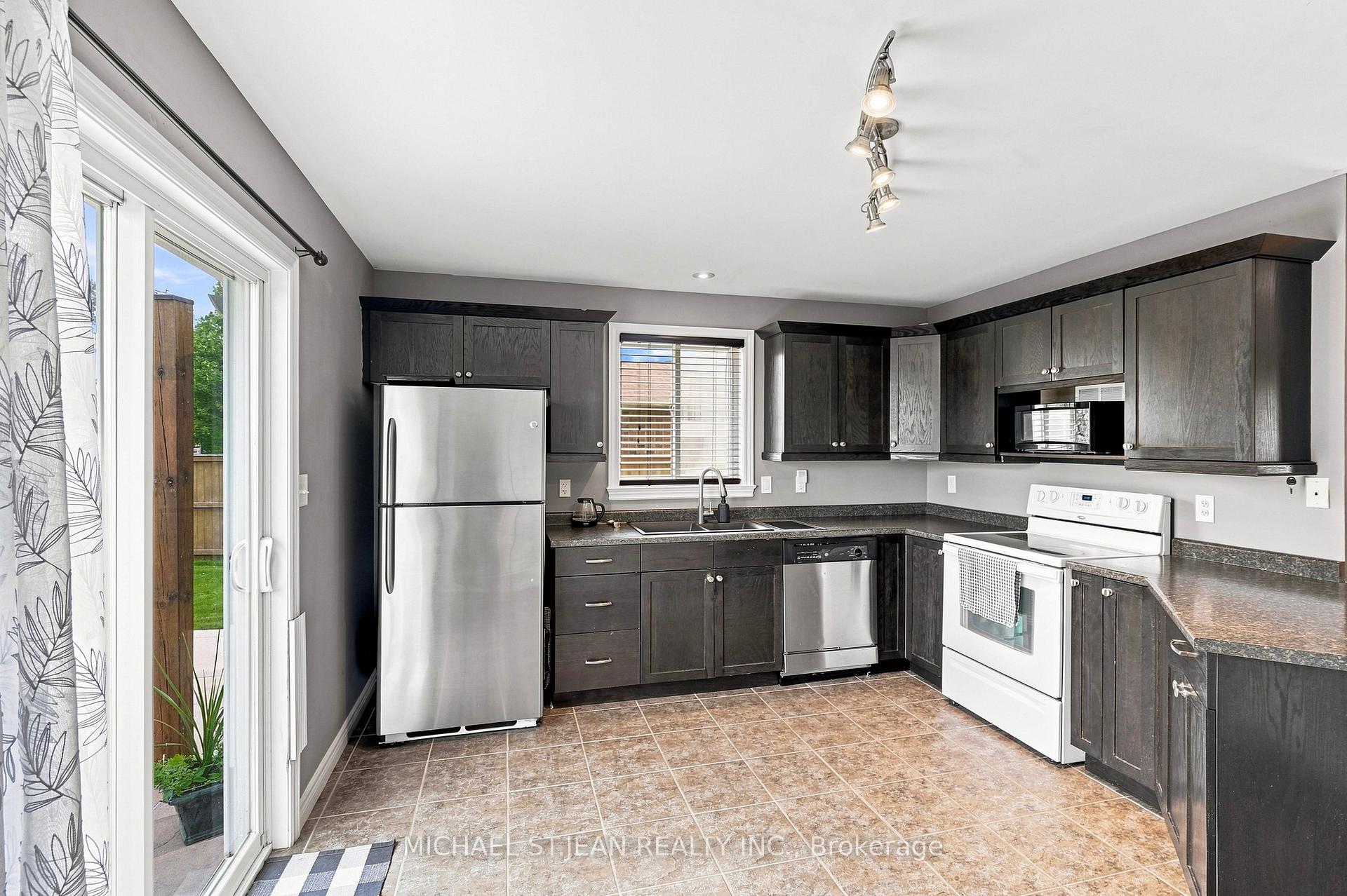 Photo 15 of 30 Leslie Street, Haldimand — HOMEH