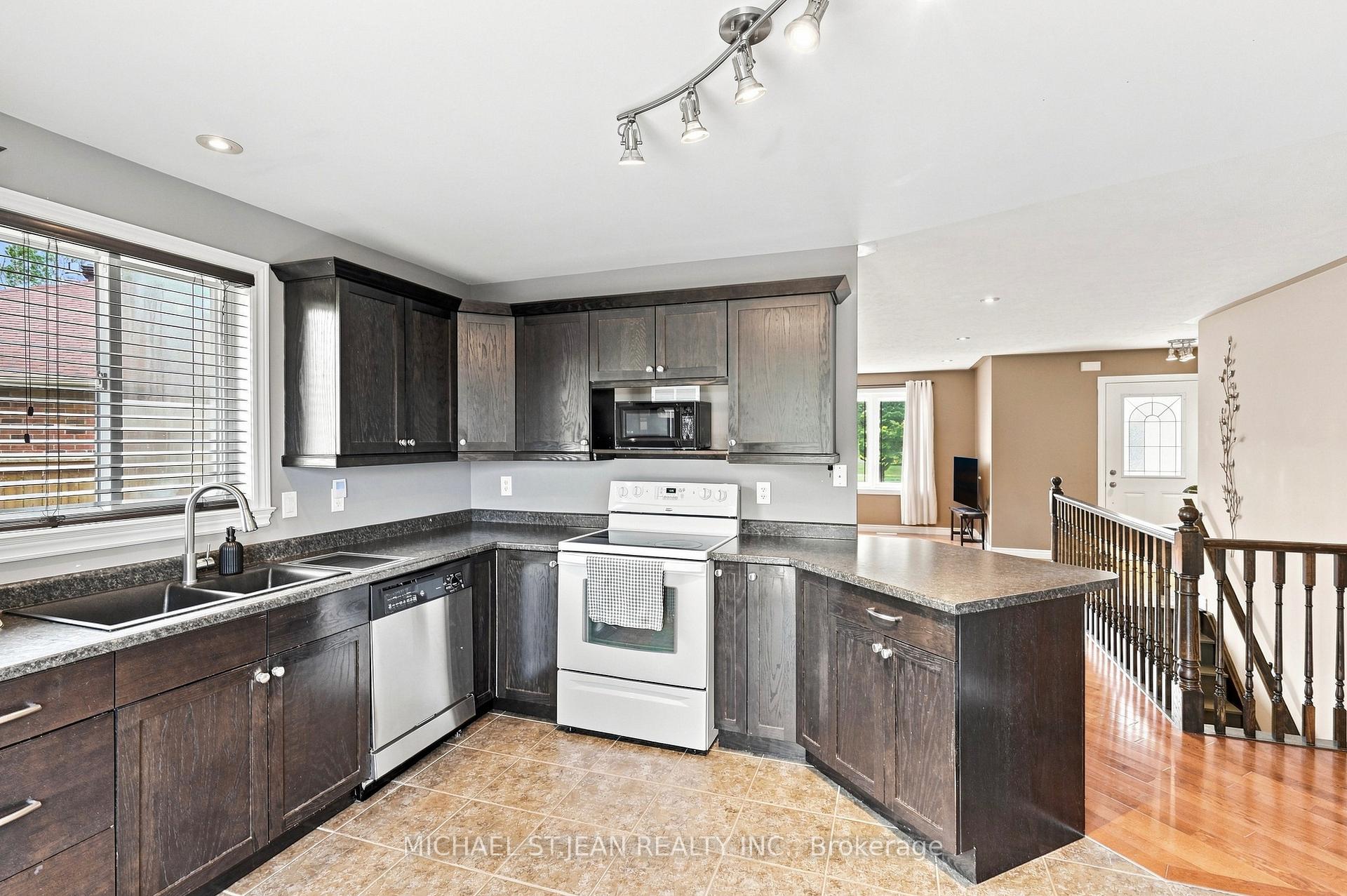 Photo 16 of 30 Leslie Street, Haldimand — HOMEH