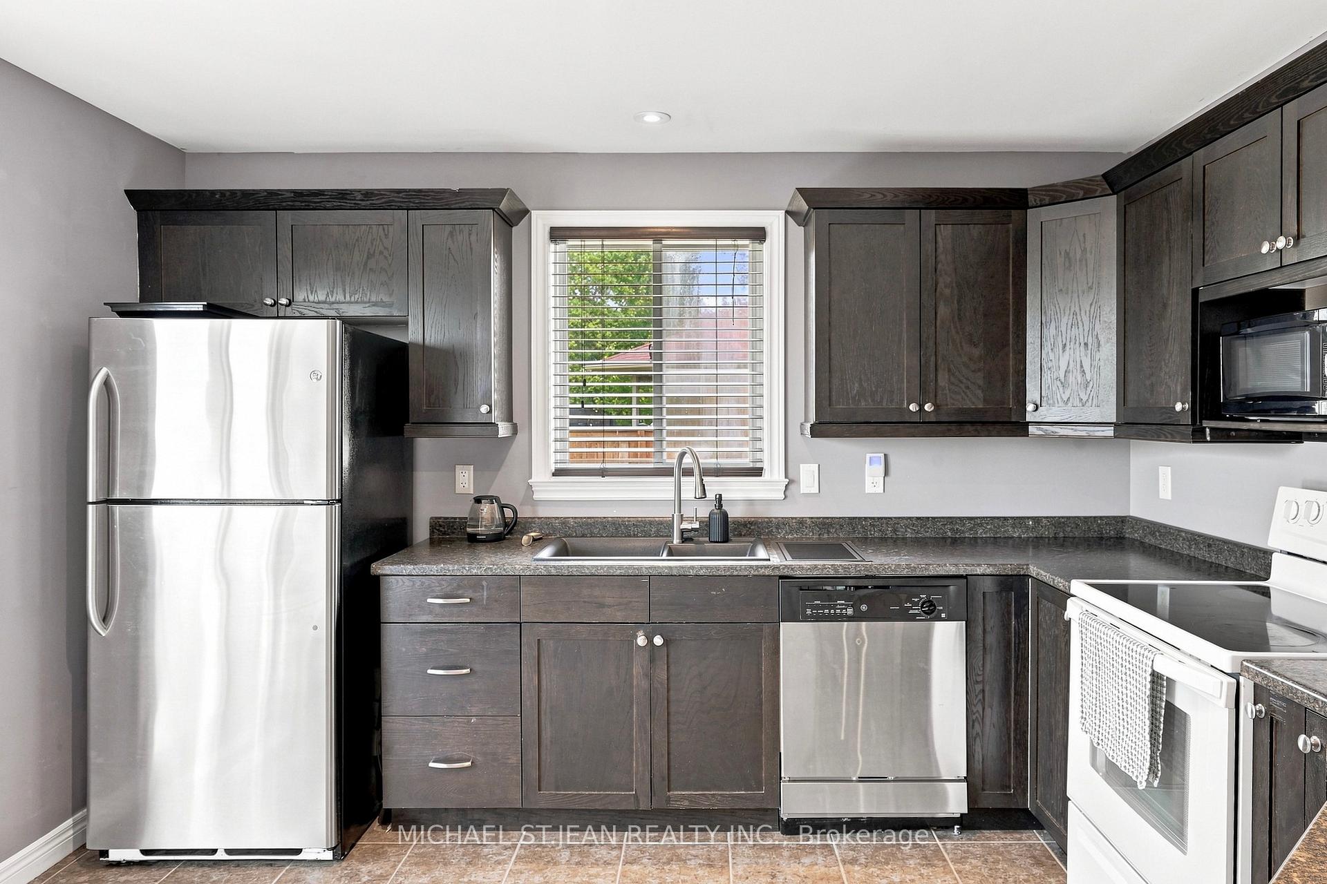 Photo 25 of 30 Leslie Street, Haldimand — HOMEH