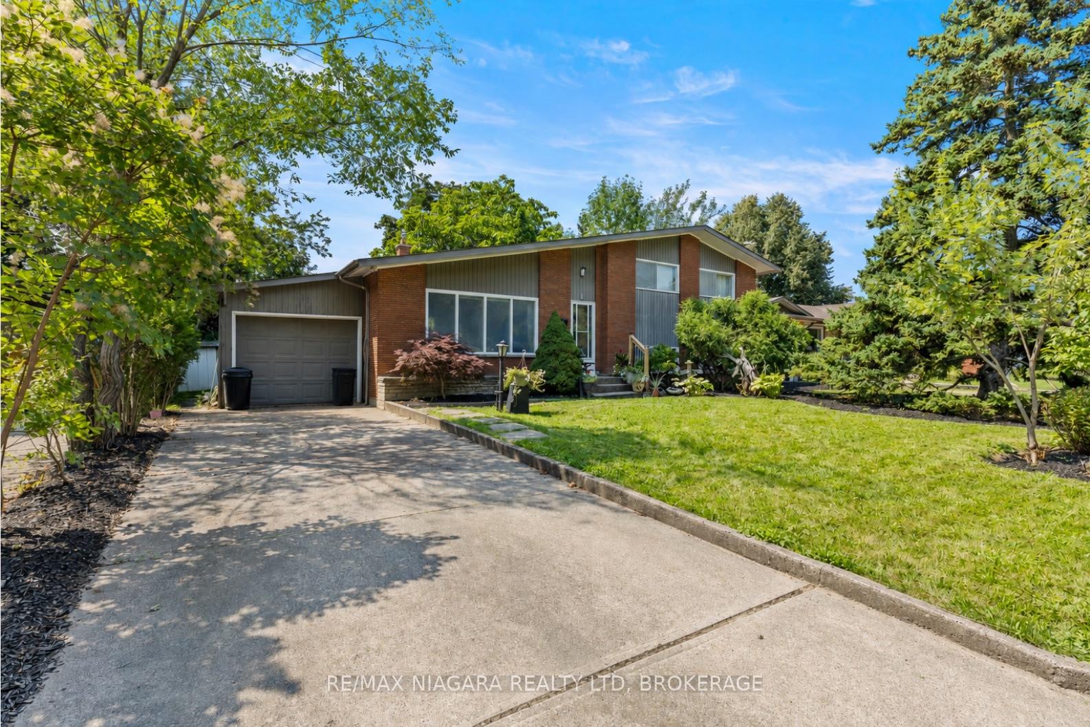 Photo 2 of 8 Cullen Drive, St. Catharines, Glendale/Glenridge — HOMEH