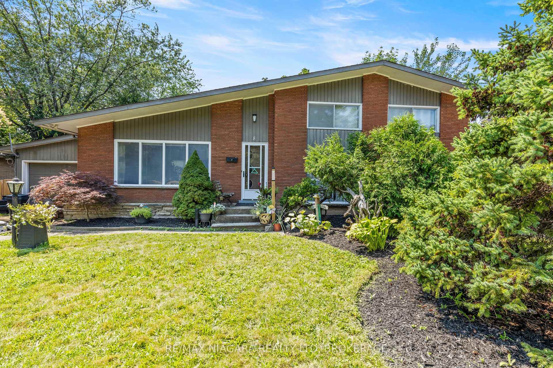 Photo 3 of 8 Cullen Drive, St. Catharines, Glendale/Glenridge — HOMEH