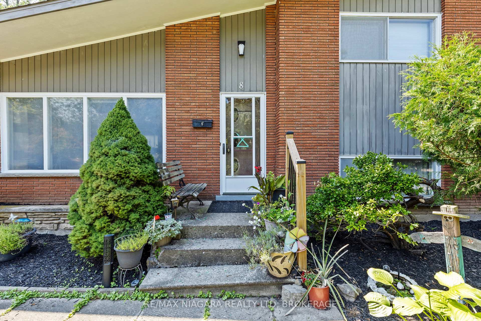Photo 4 of 8 Cullen Drive, St. Catharines, Glendale/Glenridge — HOMEH