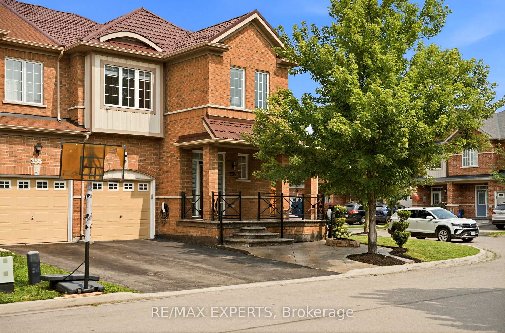 Photo 2 of 354 Hobbs Crescent, Milton, Clarke — HOMEH