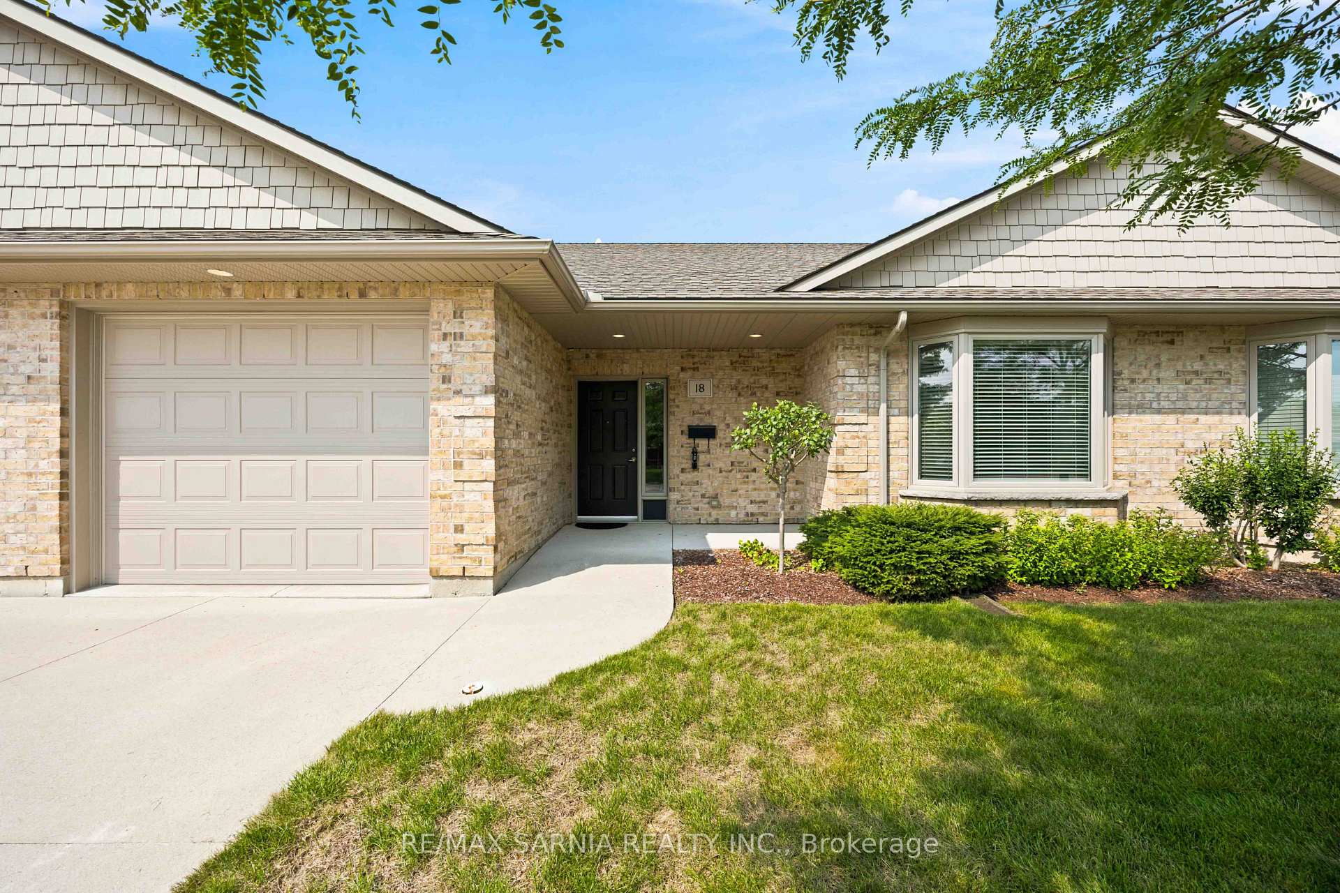 Photo 5 of Unit 18, 5969 Townsend Line, Lambton Shores, Forest — HOMEH
