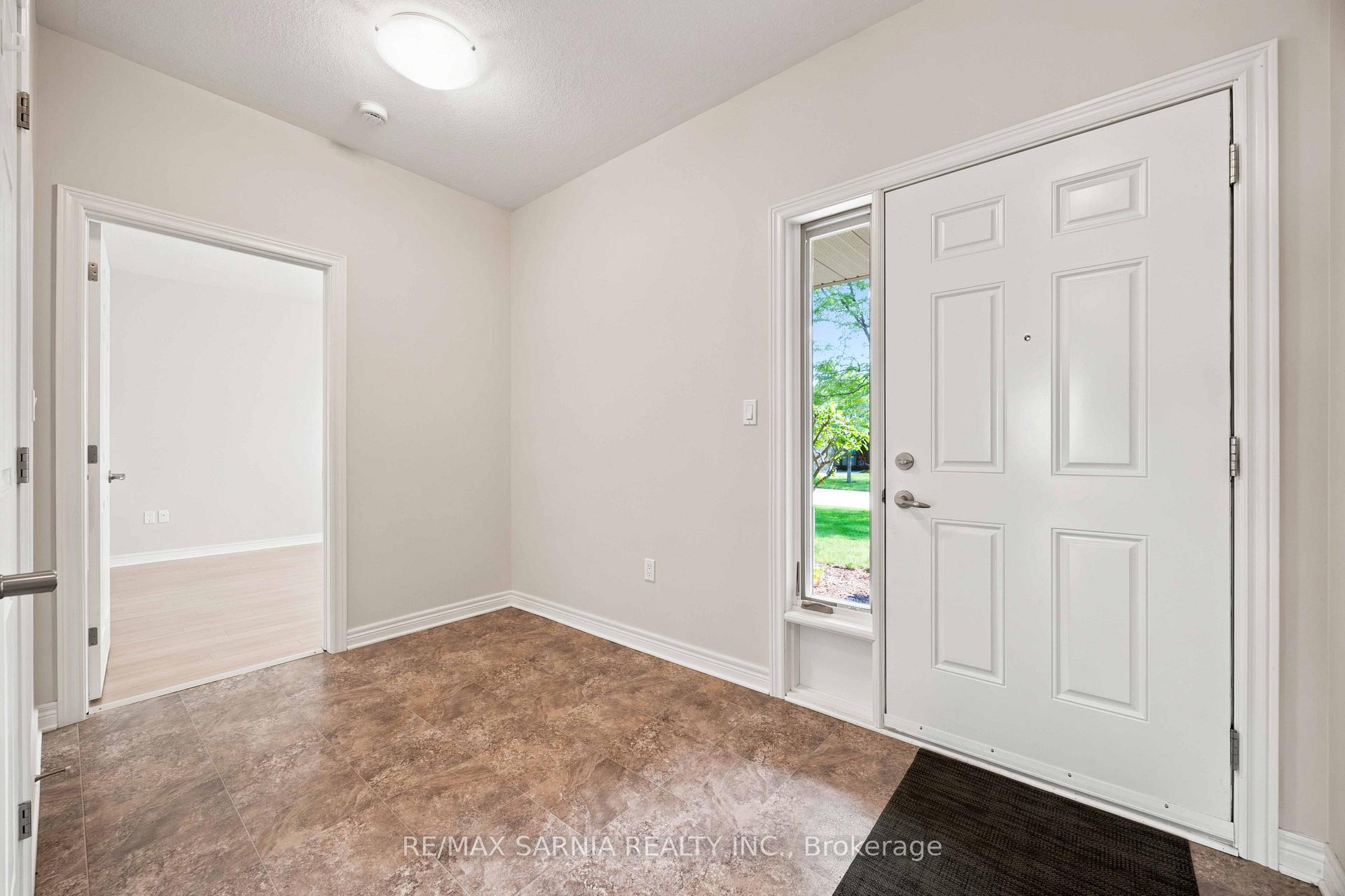 Photo 7 of Unit 18, 5969 Townsend Line, Lambton Shores, Forest — HOMEH