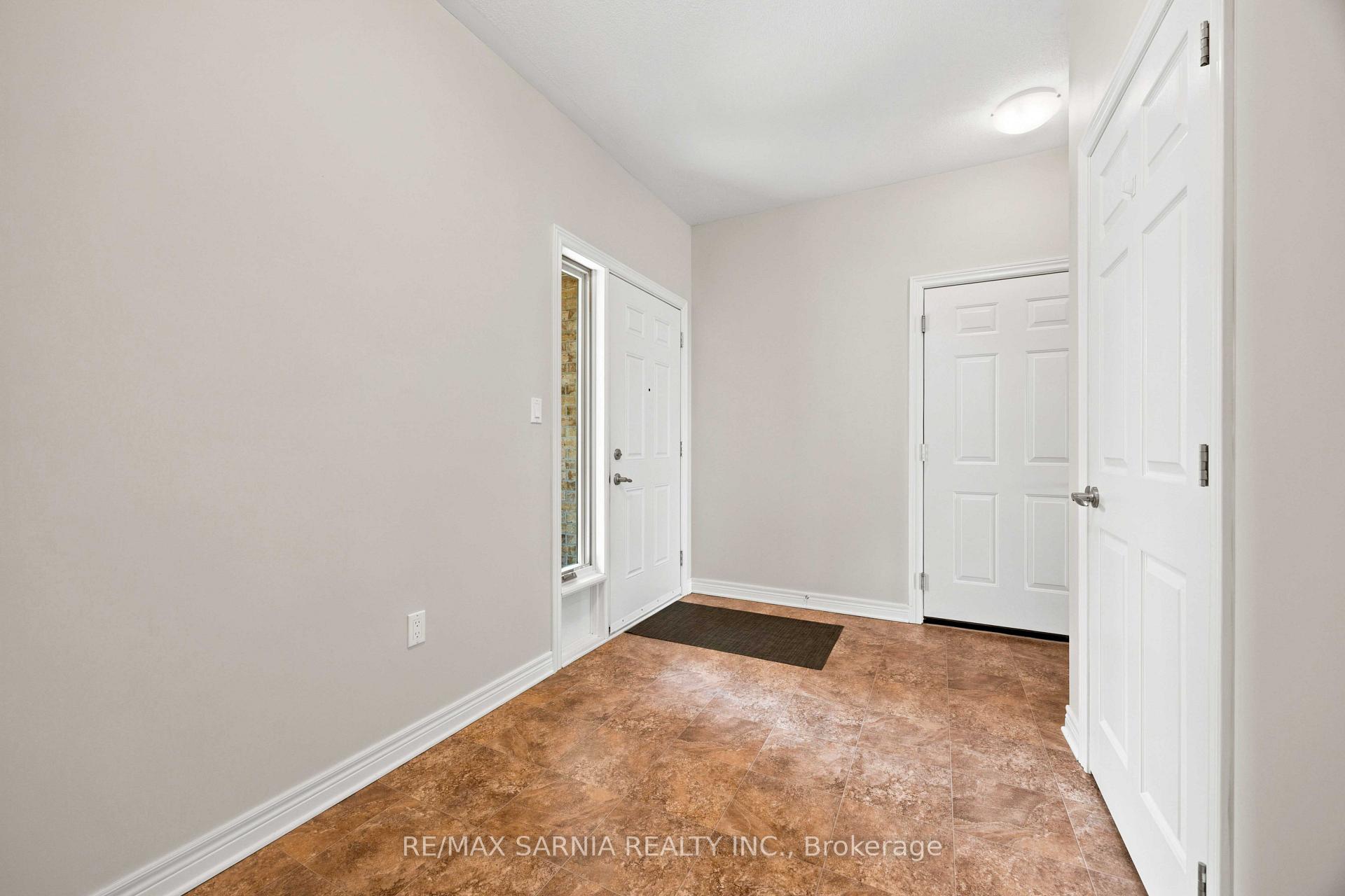 Photo 8 of Unit 18, 5969 Townsend Line, Lambton Shores, Forest — HOMEH