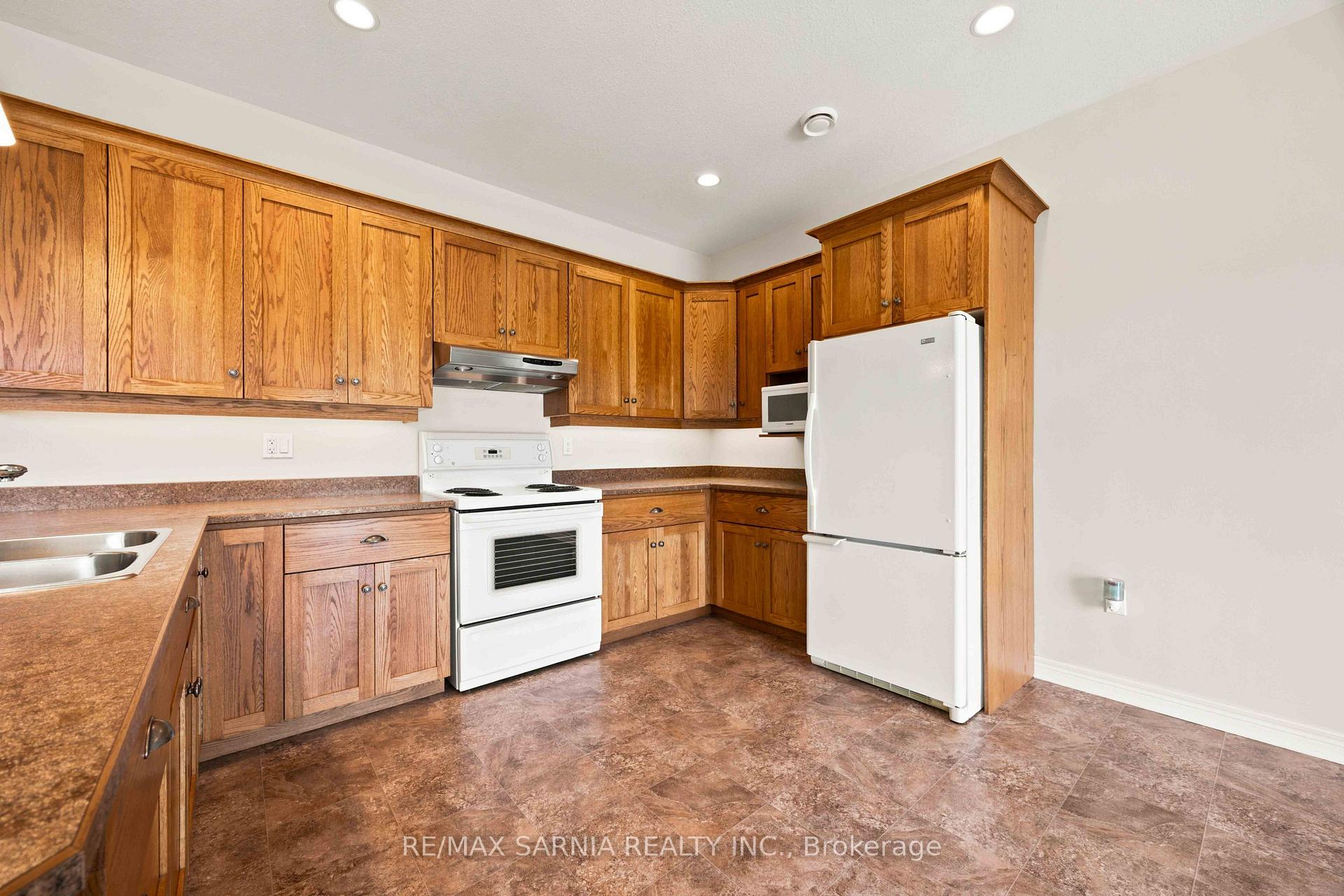 Photo 12 of Unit 18, 5969 Townsend Line, Lambton Shores, Forest — HOMEH