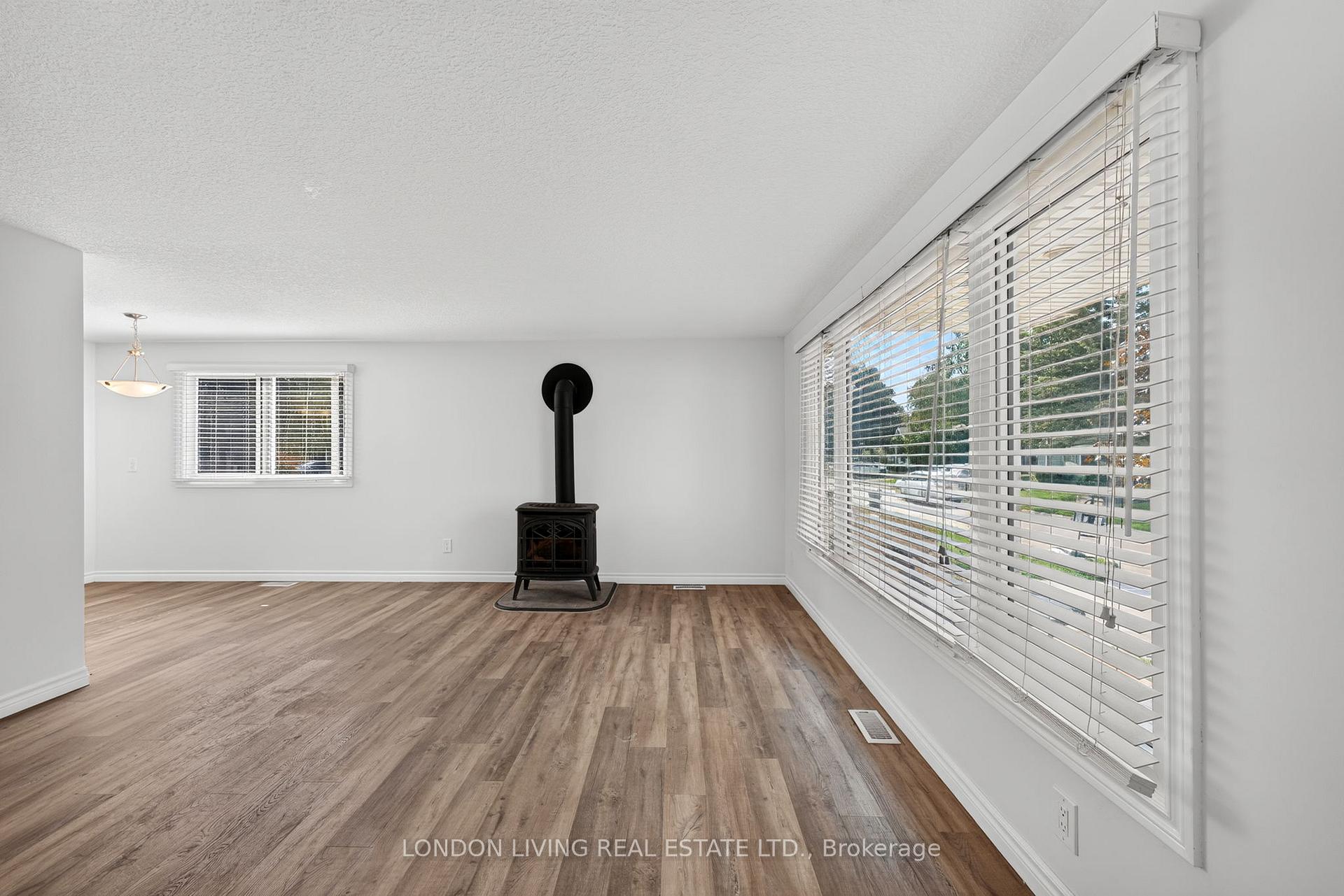 Photo 5 of 23 Pebble Beach Parkway, South Huron, Stephen — HOMEH