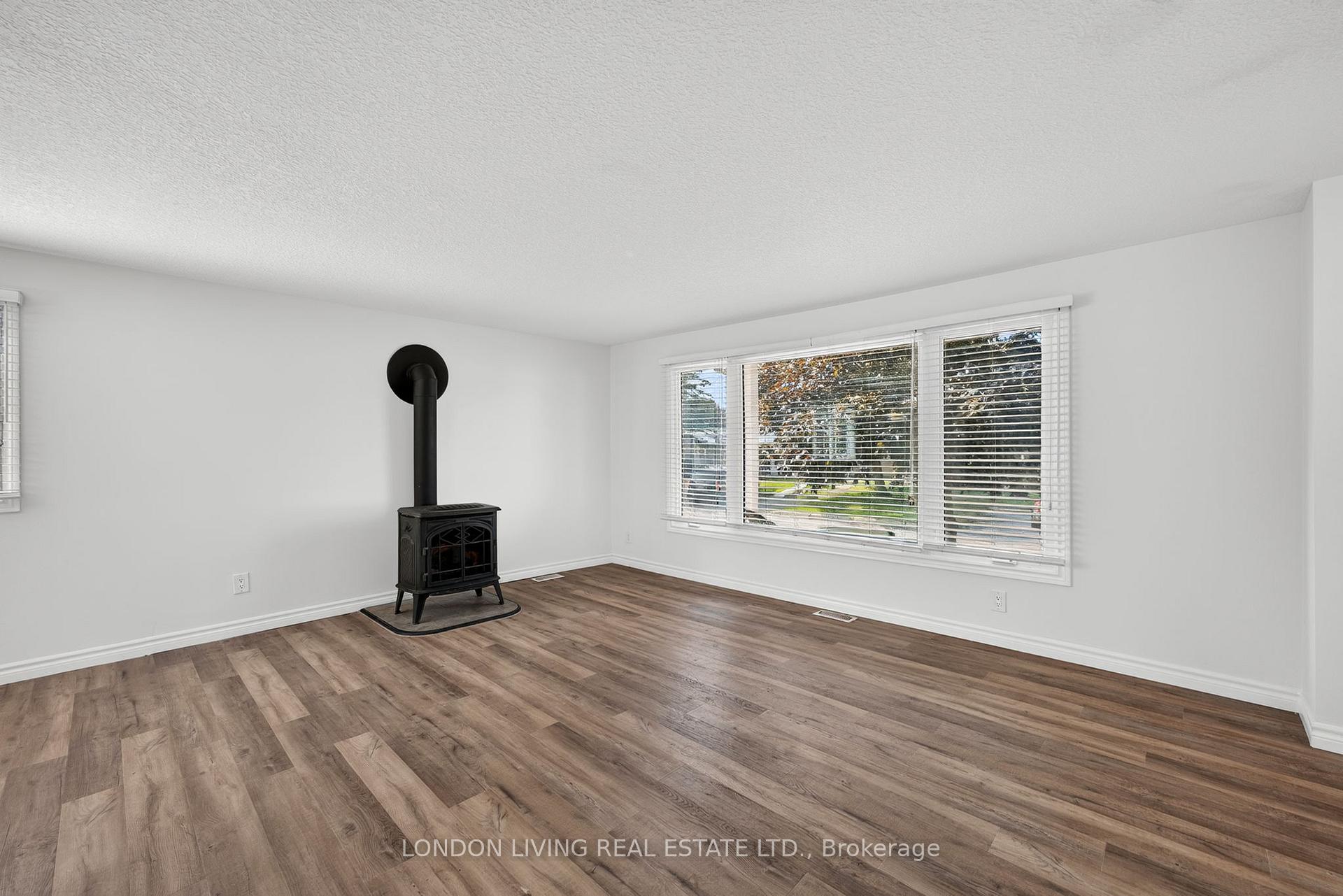 Photo 7 of 23 Pebble Beach Parkway, South Huron, Stephen — HOMEH