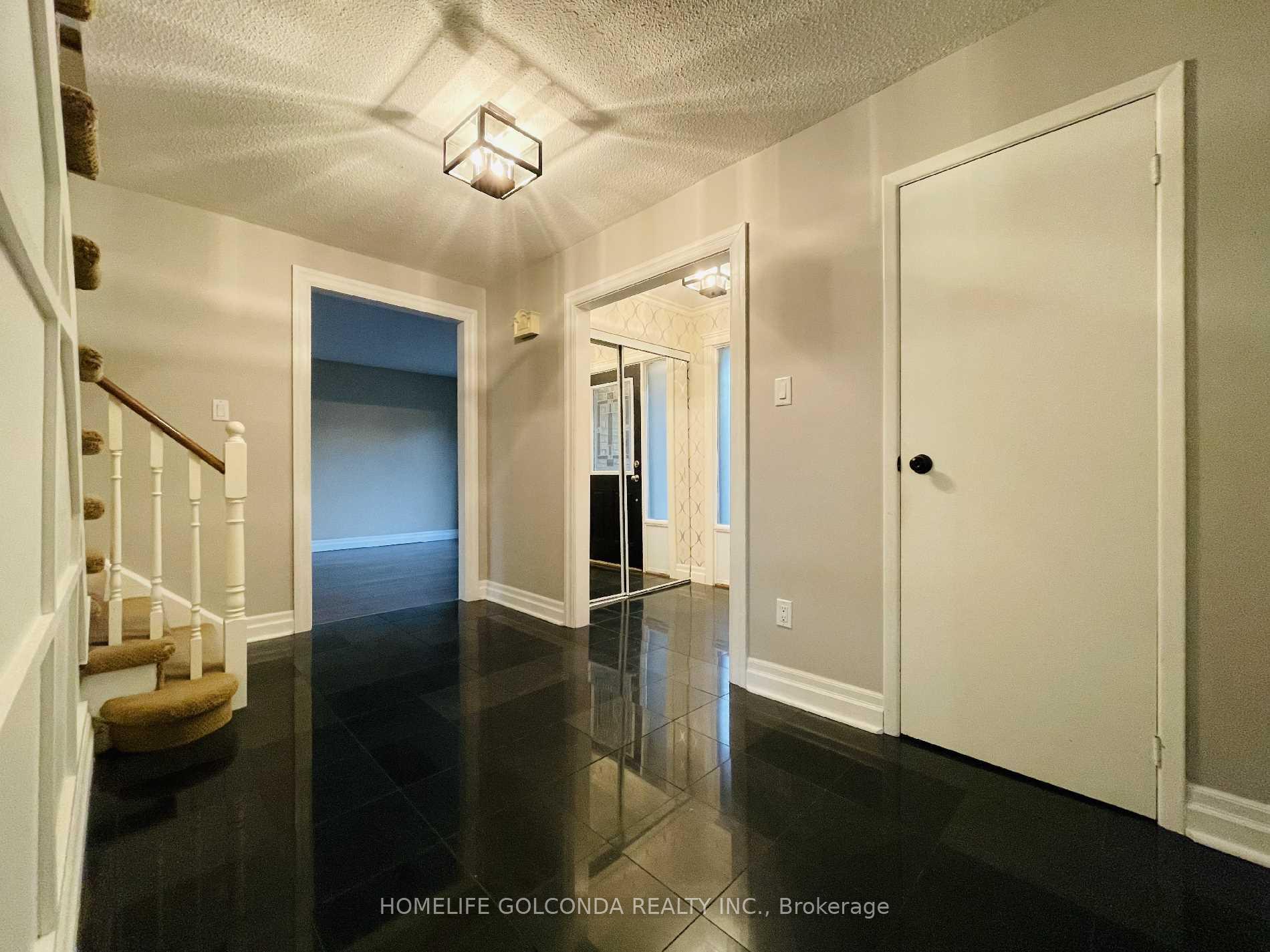 Photo 2 of Unit Upper level, 909 Ferndale Crescent, Newmarket, Gorham-College Manor — HOMEH