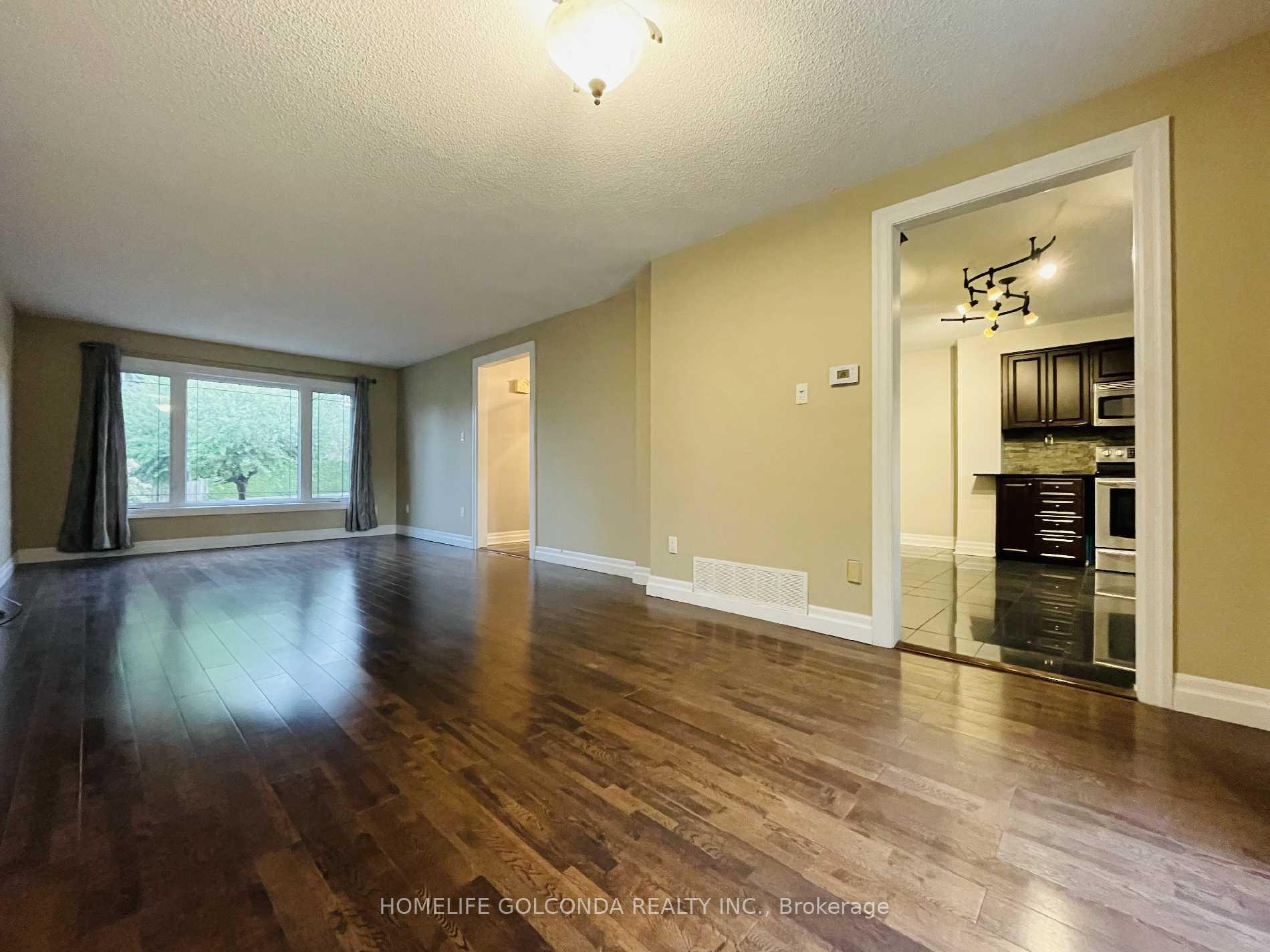 Photo 3 of Unit Upper level, 909 Ferndale Crescent, Newmarket, Gorham-College Manor — HOMEH