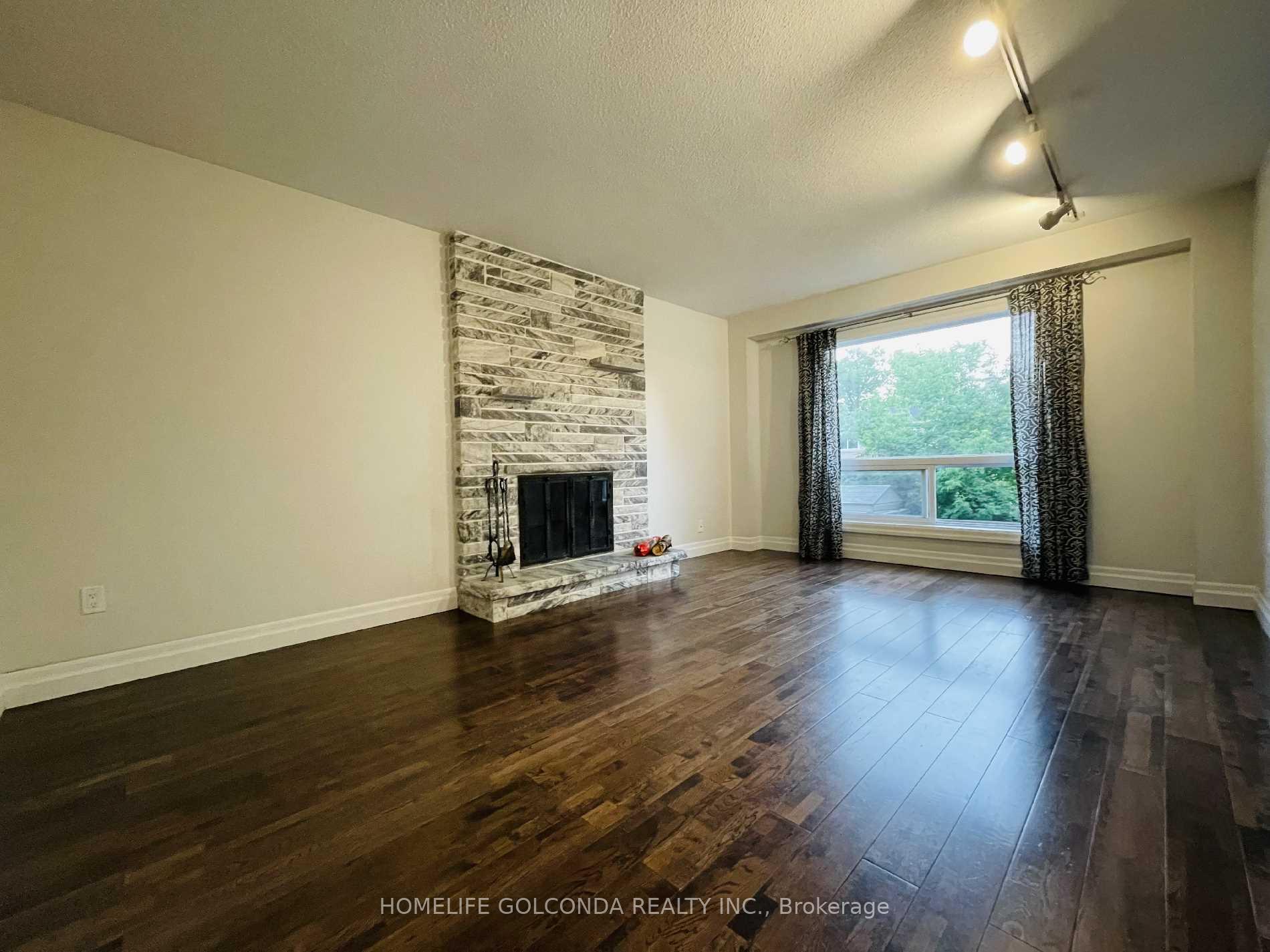 Photo 7 of Unit Upper level, 909 Ferndale Crescent, Newmarket, Gorham-College Manor — HOMEH