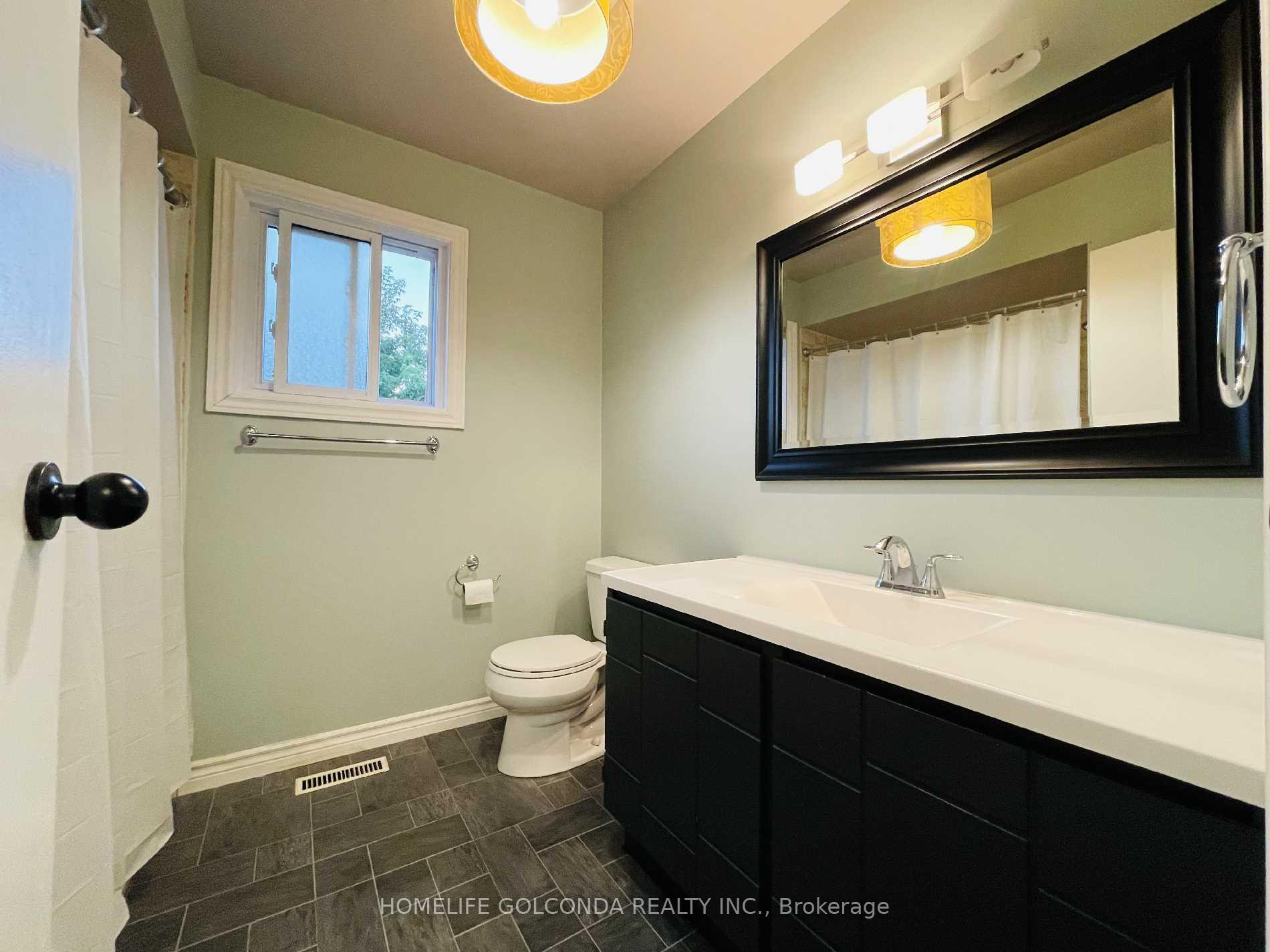 Photo 14 of Unit Upper level, 909 Ferndale Crescent, Newmarket, Gorham-College Manor — HOMEH