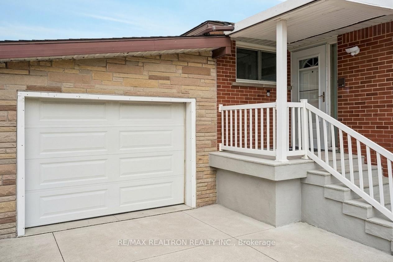 Photo 3 of 831 Mohawk Road E, Hamilton, Hampton Heights — HOMEH