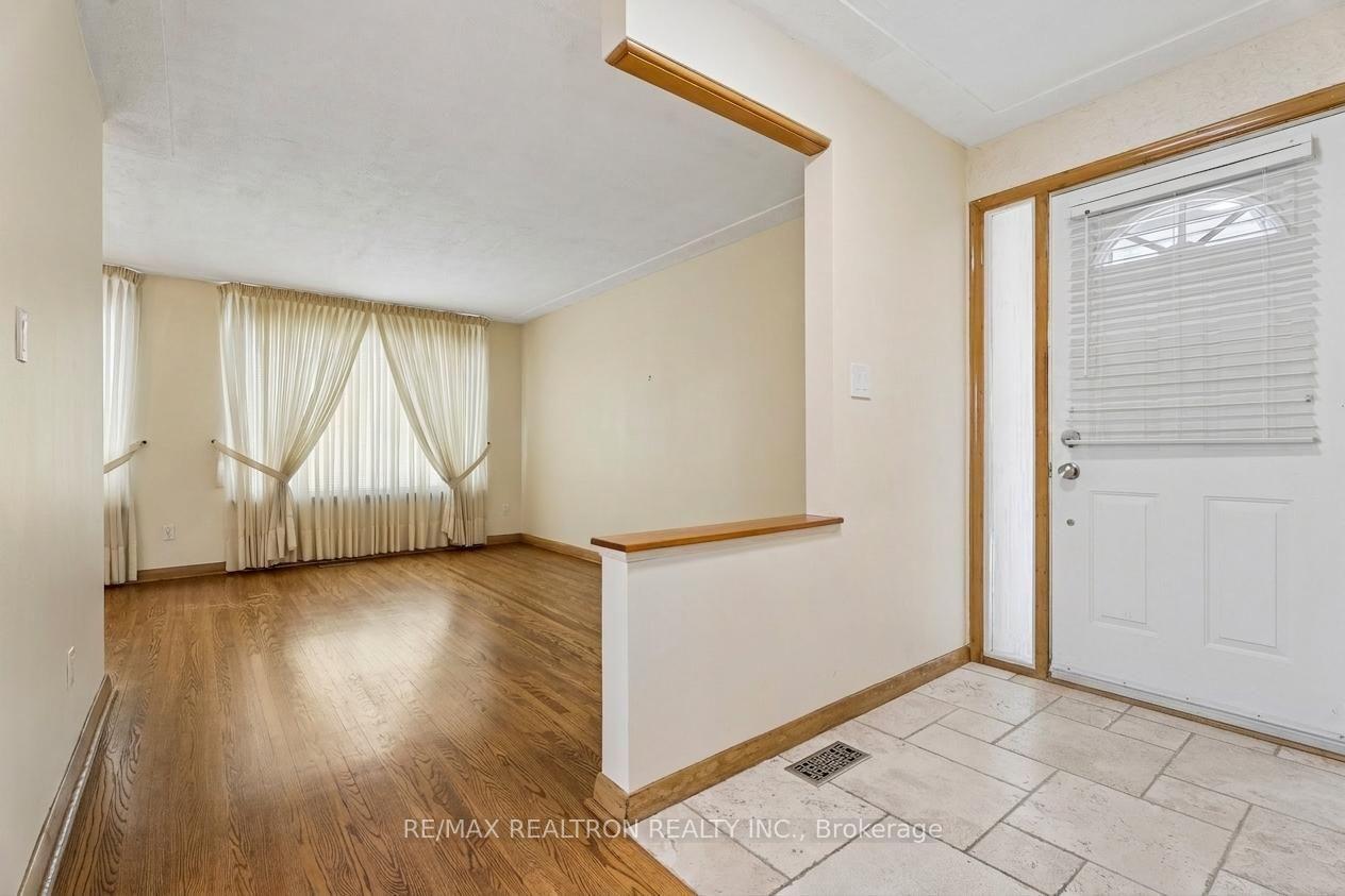 Photo 4 of 831 Mohawk Road E, Hamilton, Hampton Heights — HOMEH