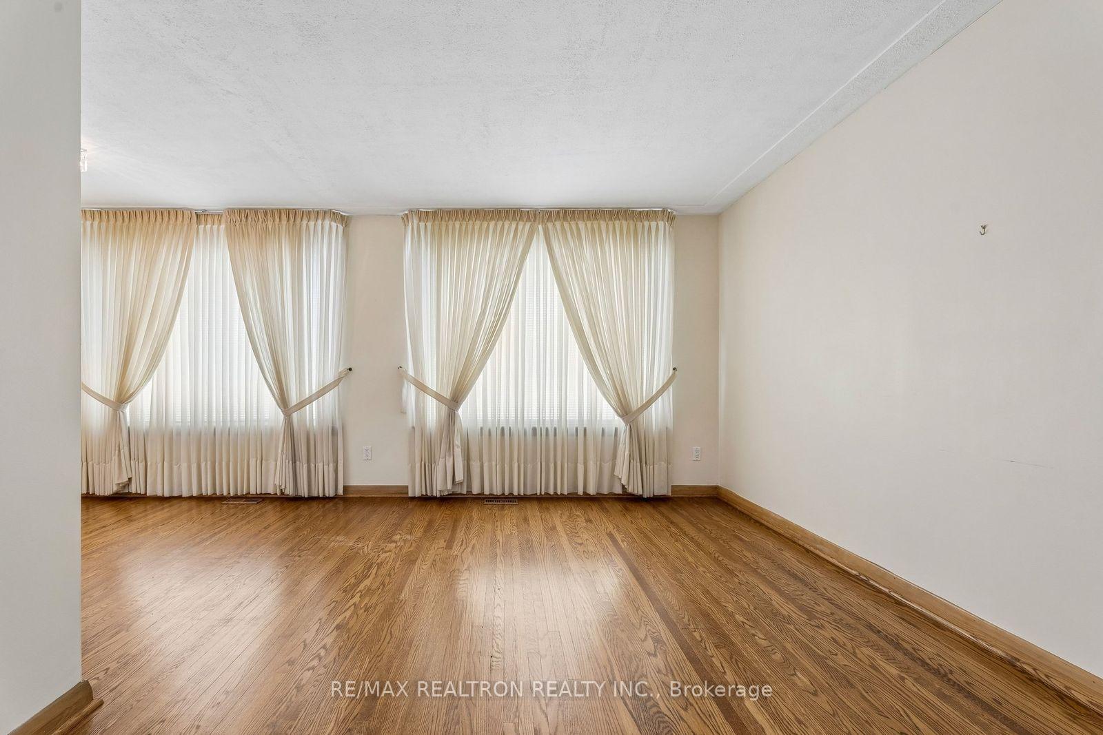 Photo 5 of 831 Mohawk Road E, Hamilton, Hampton Heights — HOMEH