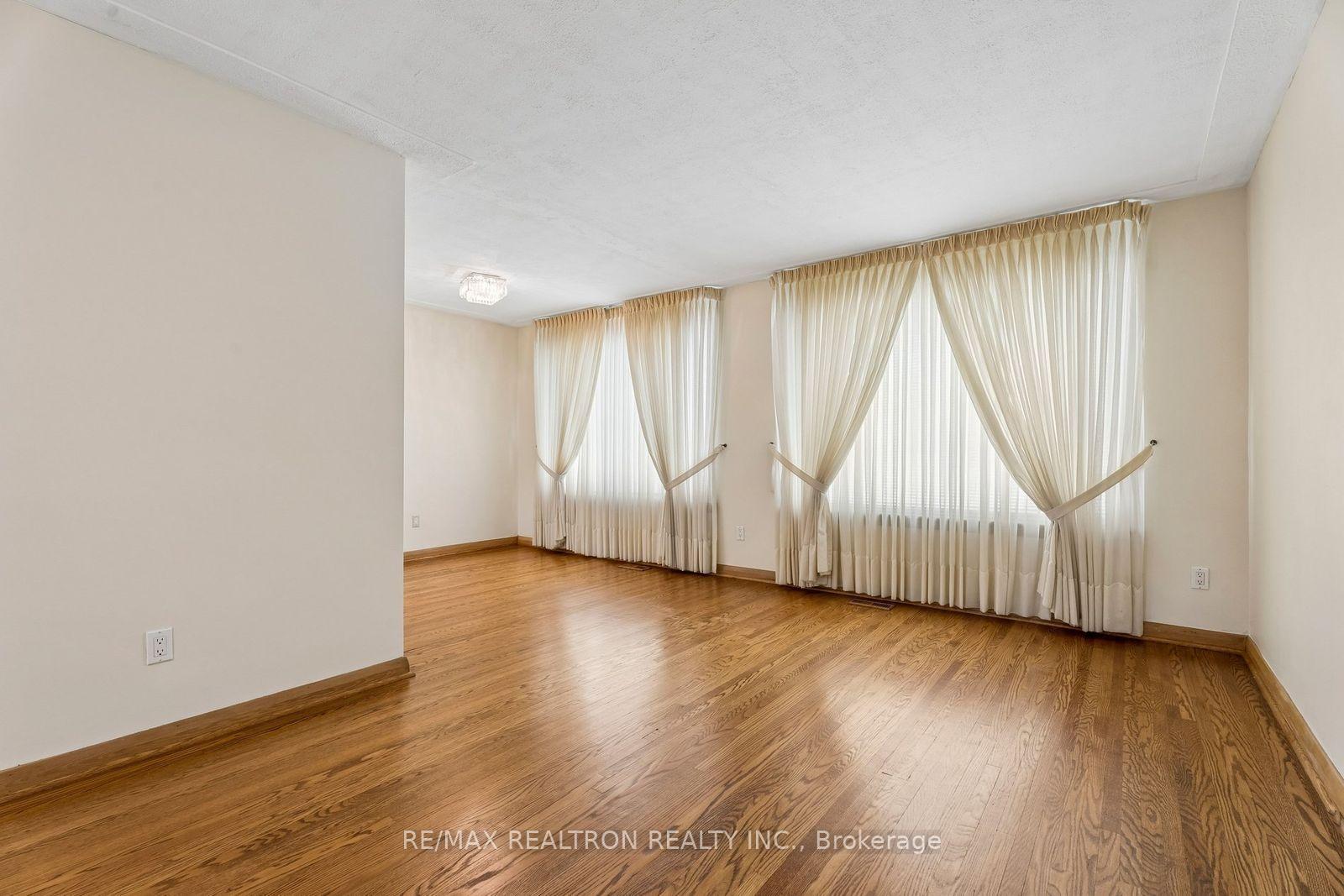 Photo 6 of 831 Mohawk Road E, Hamilton, Hampton Heights — HOMEH
