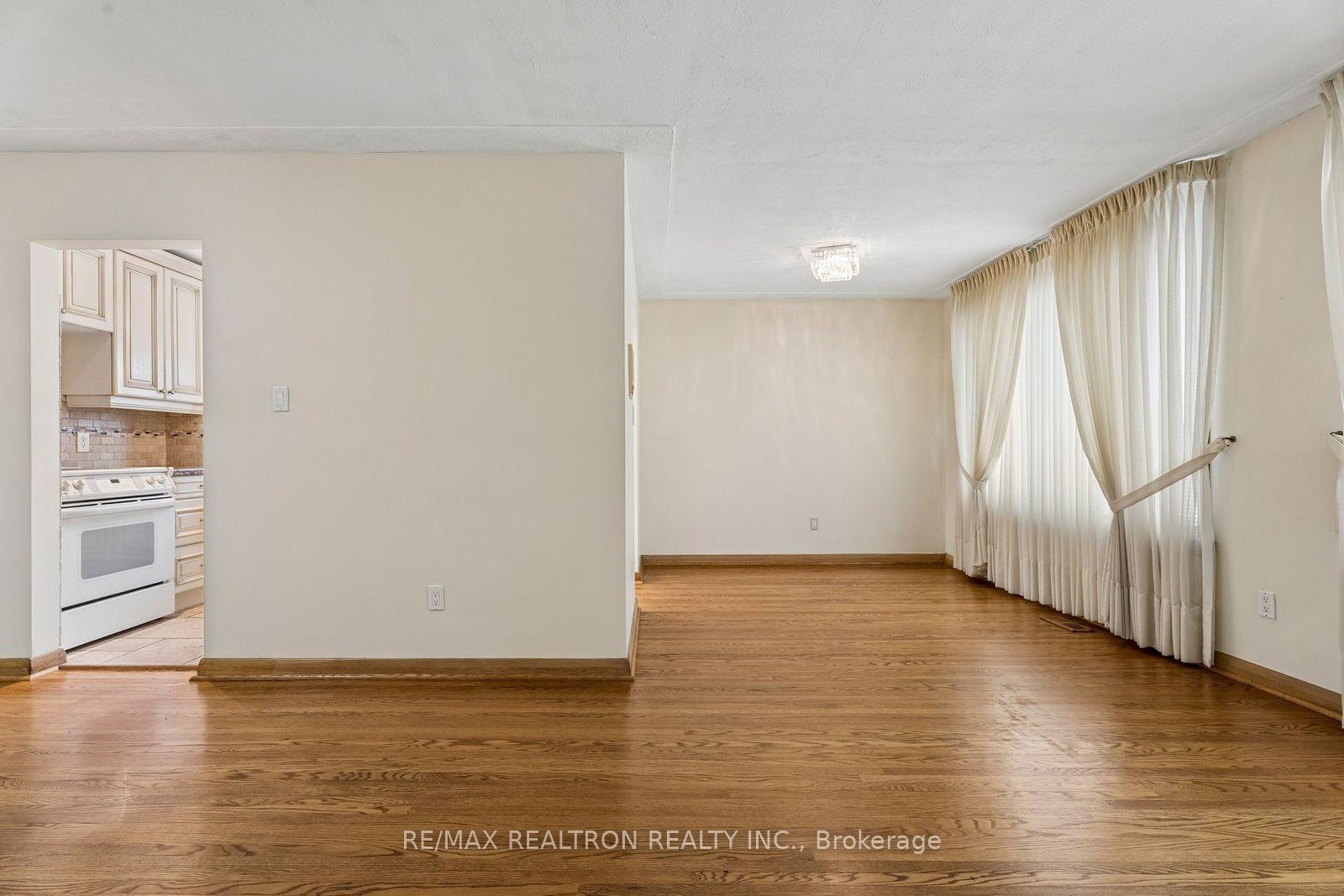 Photo 7 of 831 Mohawk Road E, Hamilton, Hampton Heights — HOMEH