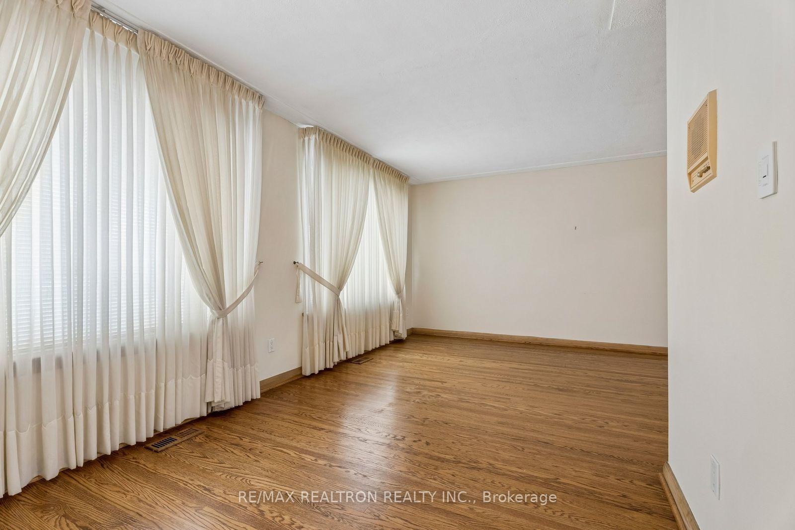 Photo 9 of 831 Mohawk Road E, Hamilton, Hampton Heights — HOMEH