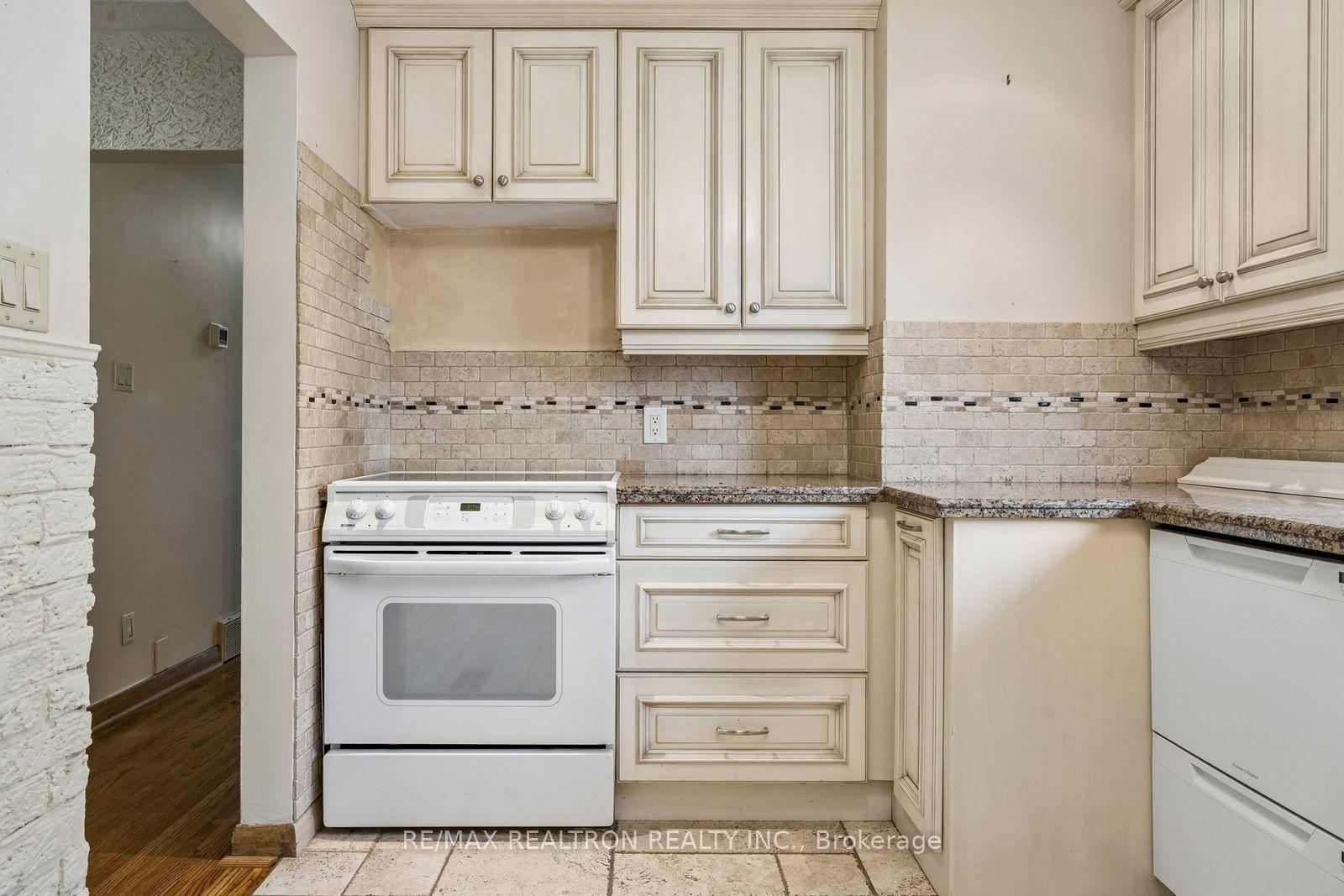 Photo 11 of 831 Mohawk Road E, Hamilton, Hampton Heights — HOMEH