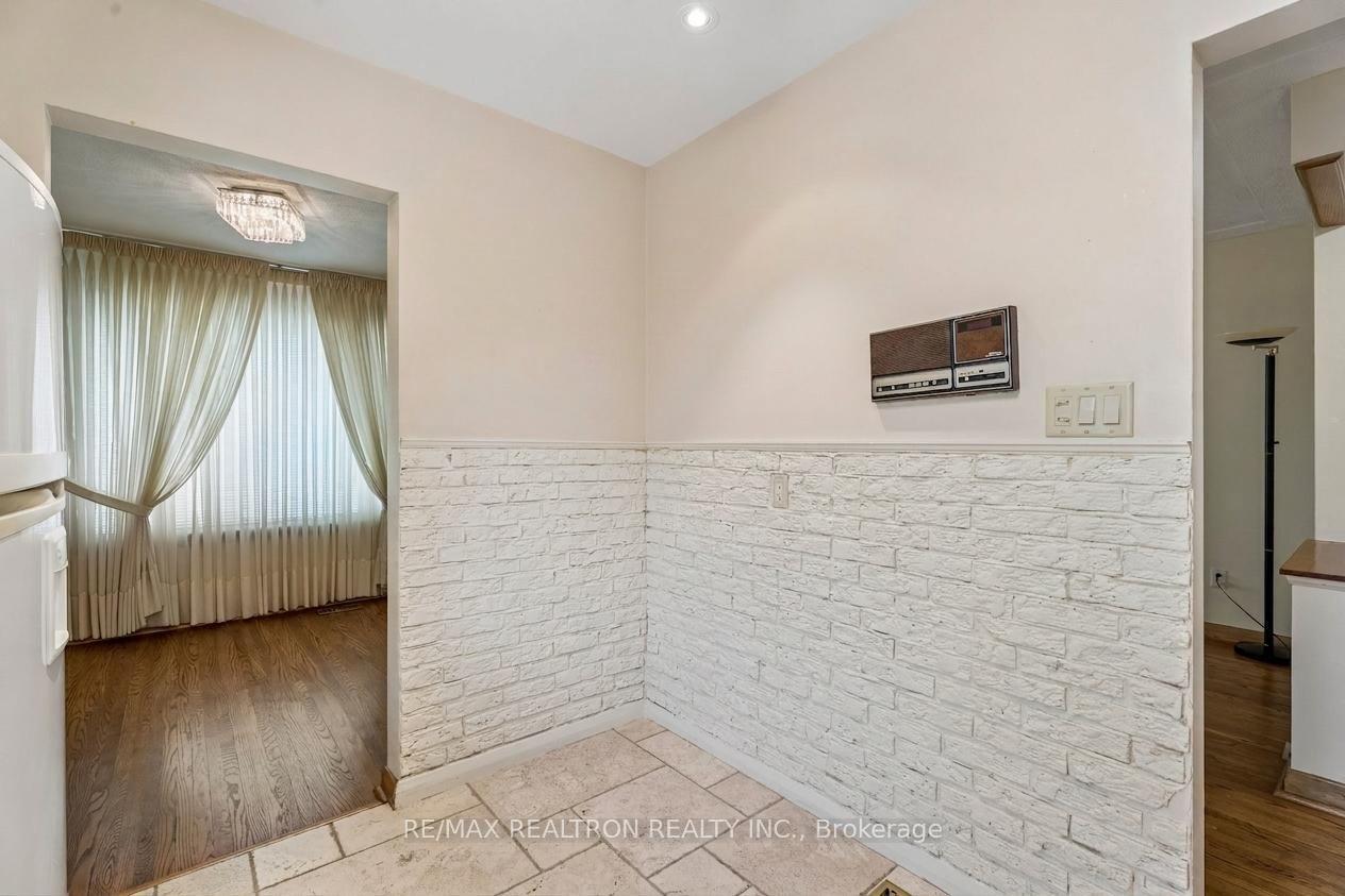 Photo 15 of 831 Mohawk Road E, Hamilton, Hampton Heights — HOMEH