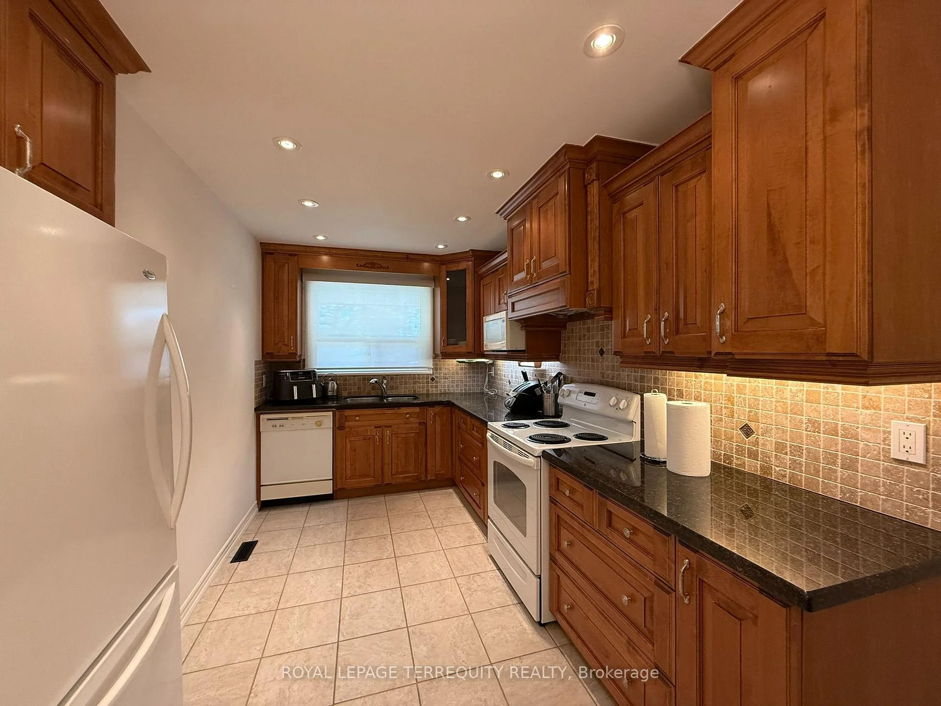 Photo 3 of 1213 Shamir Crescent, Mississauga, Erindale — HOMEH