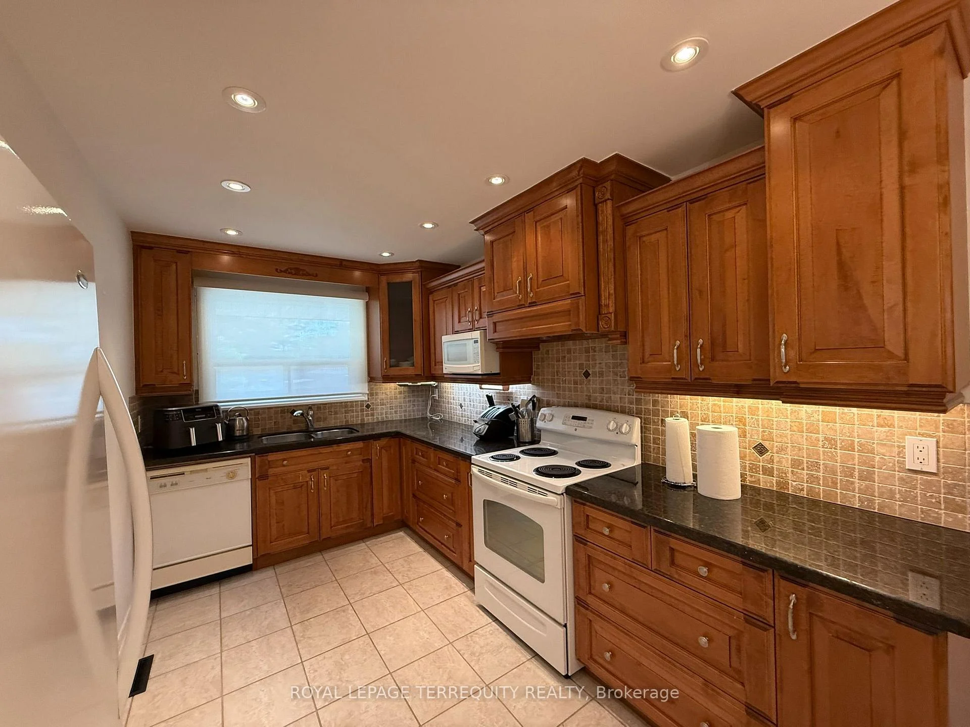 Photo 4 of 1213 Shamir Crescent, Mississauga, Erindale — HOMEH