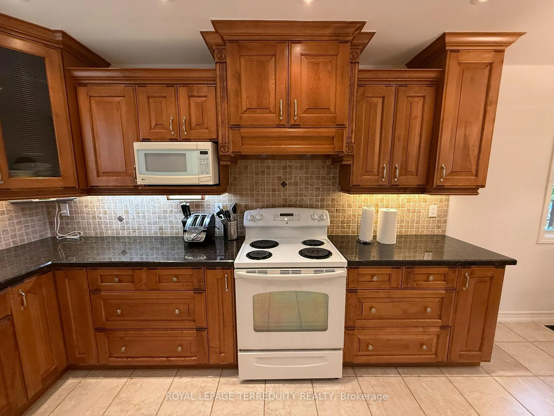 Photo 5 of 1213 Shamir Crescent, Mississauga, Erindale — HOMEH