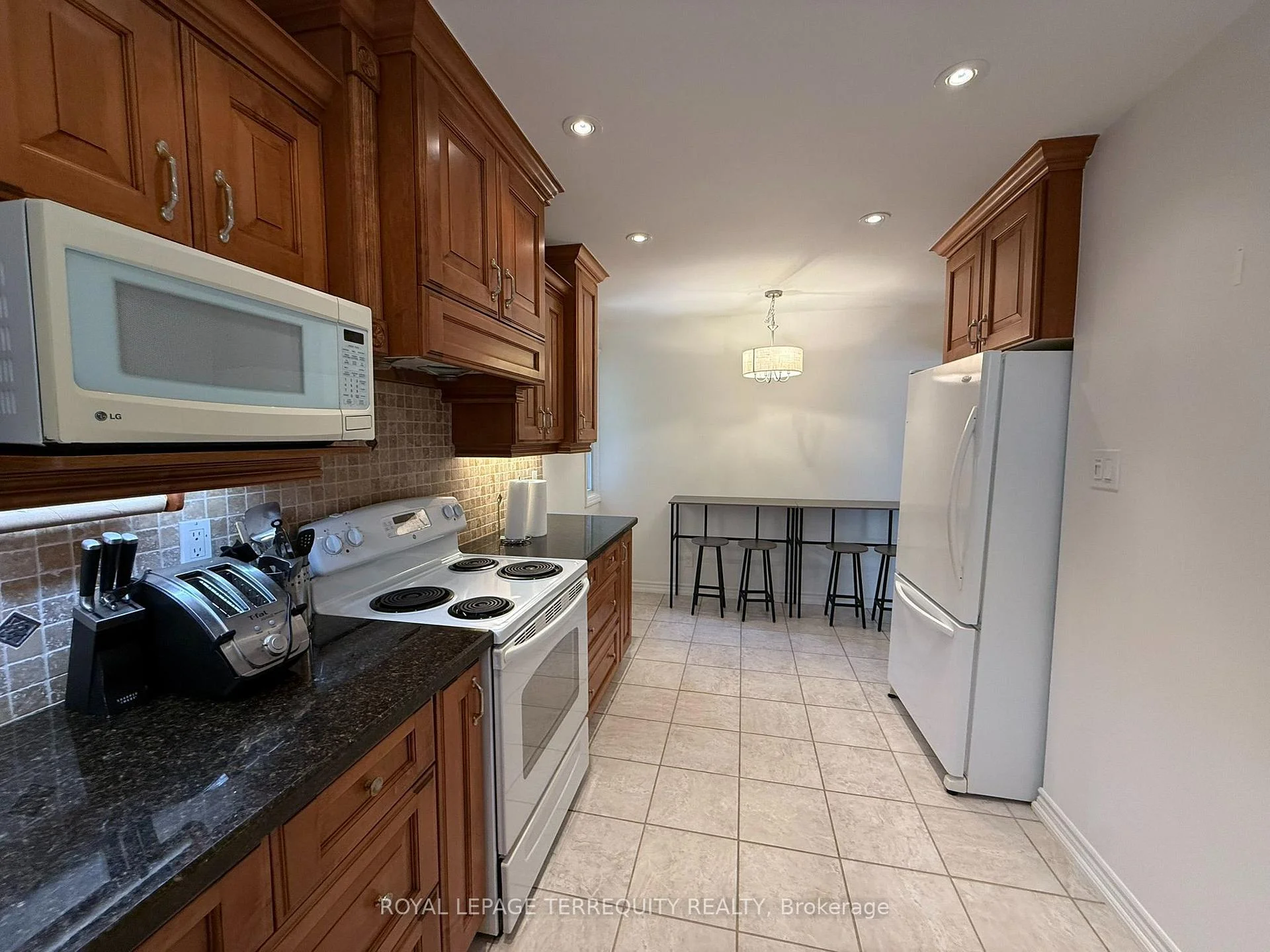 Photo 7 of 1213 Shamir Crescent, Mississauga, Erindale — HOMEH