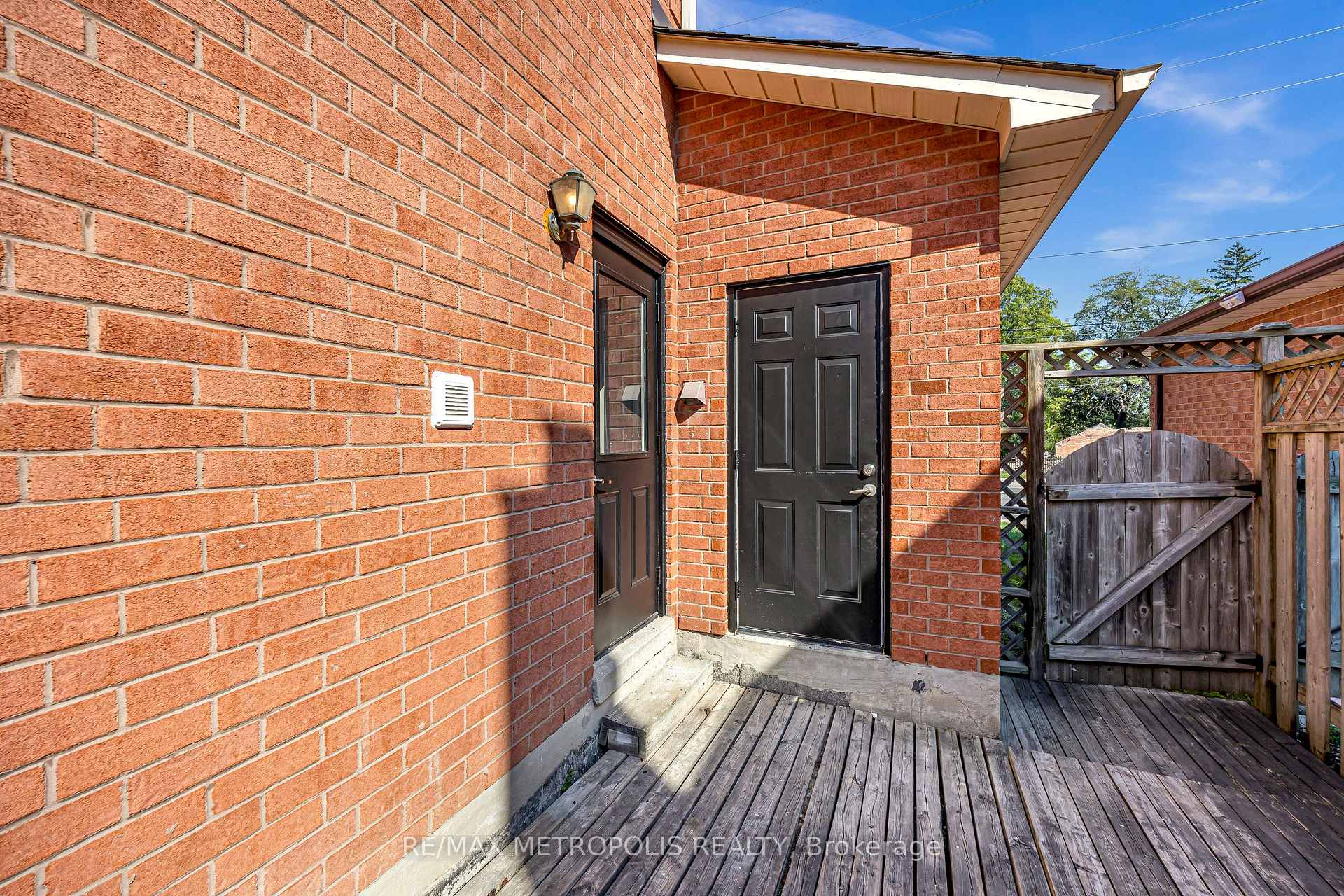 Photo 3 of 296 Thornton Road N, Oshawa, McLaughlin — HOMEH