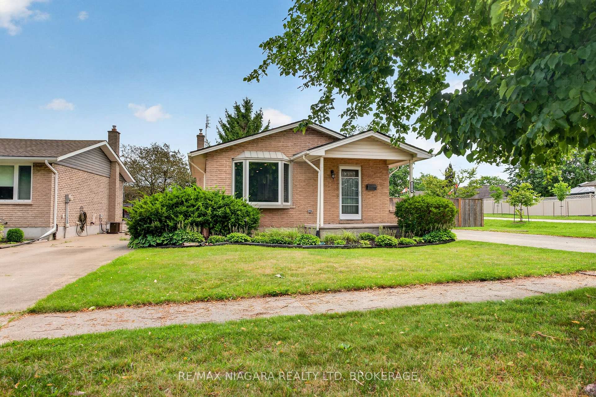 Photo 1 of 4240 Brookdale Drive, Niagara Falls, Ascot — HOMEH