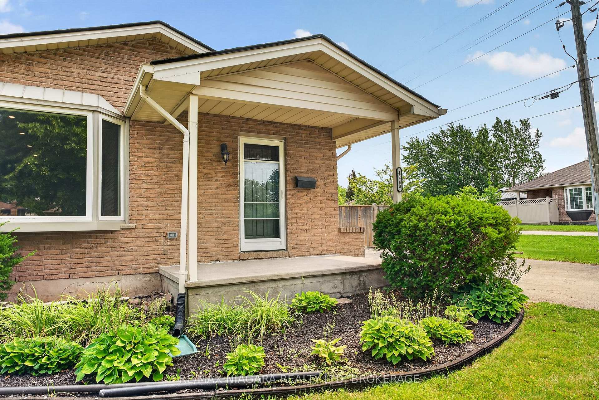 Photo 2 of 4240 Brookdale Drive, Niagara Falls, Ascot — HOMEH