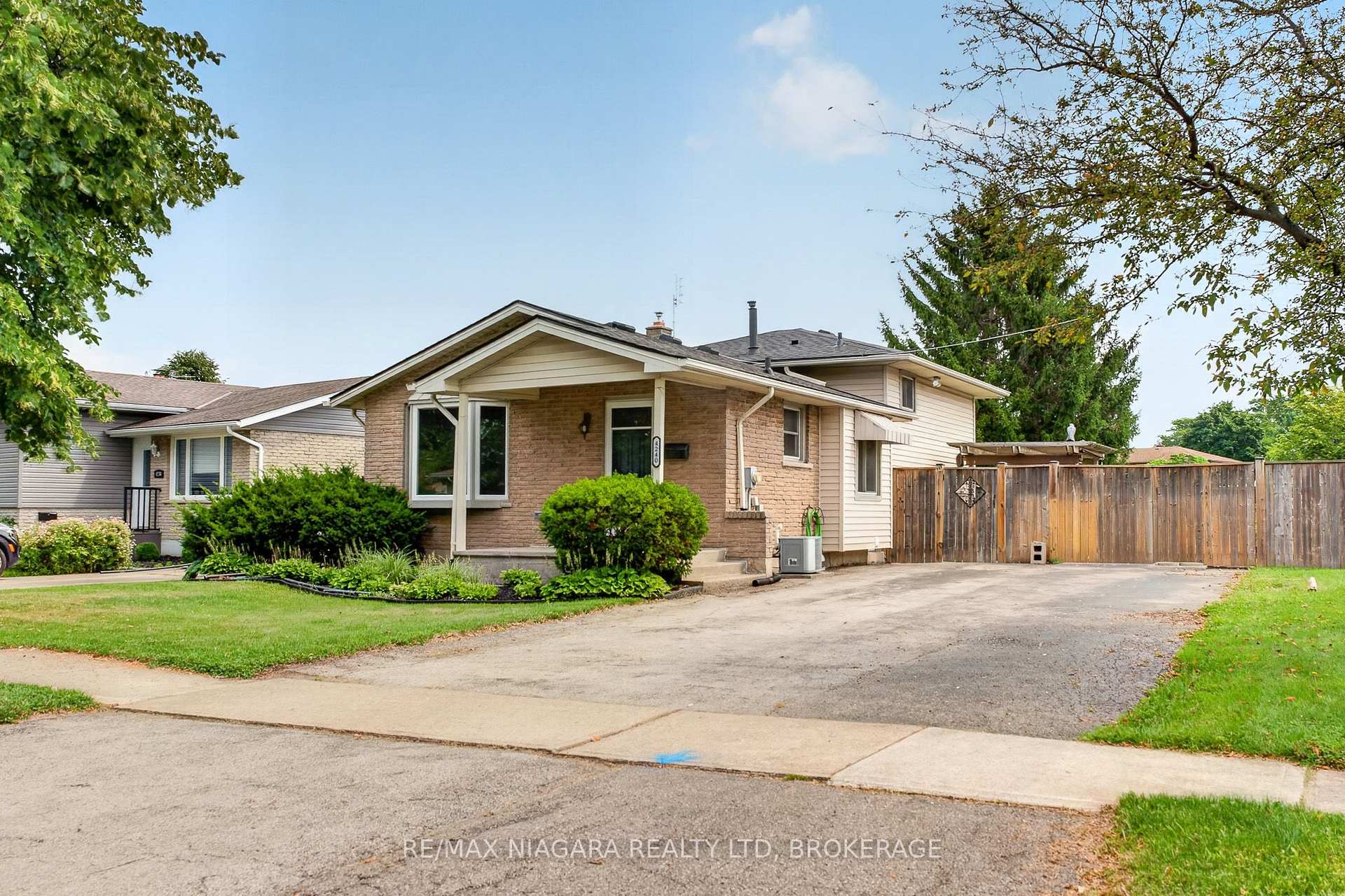 Photo 3 of 4240 Brookdale Drive, Niagara Falls, Ascot — HOMEH