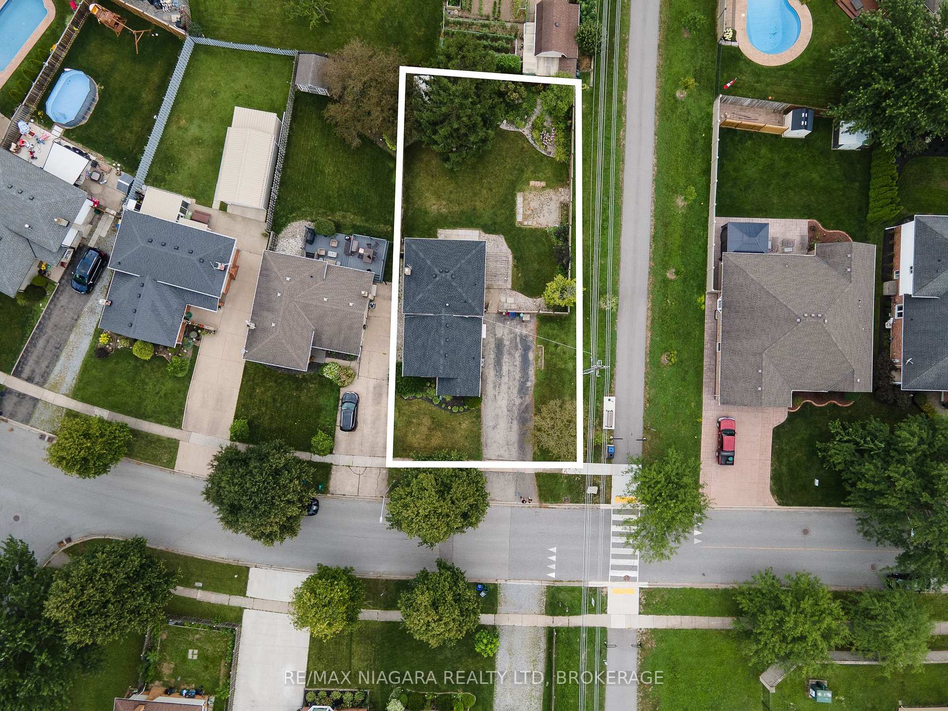 Photo 4 of 4240 Brookdale Drive, Niagara Falls, Ascot — HOMEH