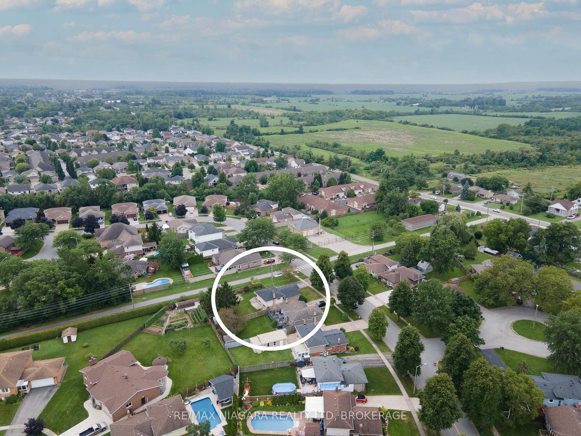Photo 5 of 4240 Brookdale Drive, Niagara Falls, Ascot — HOMEH