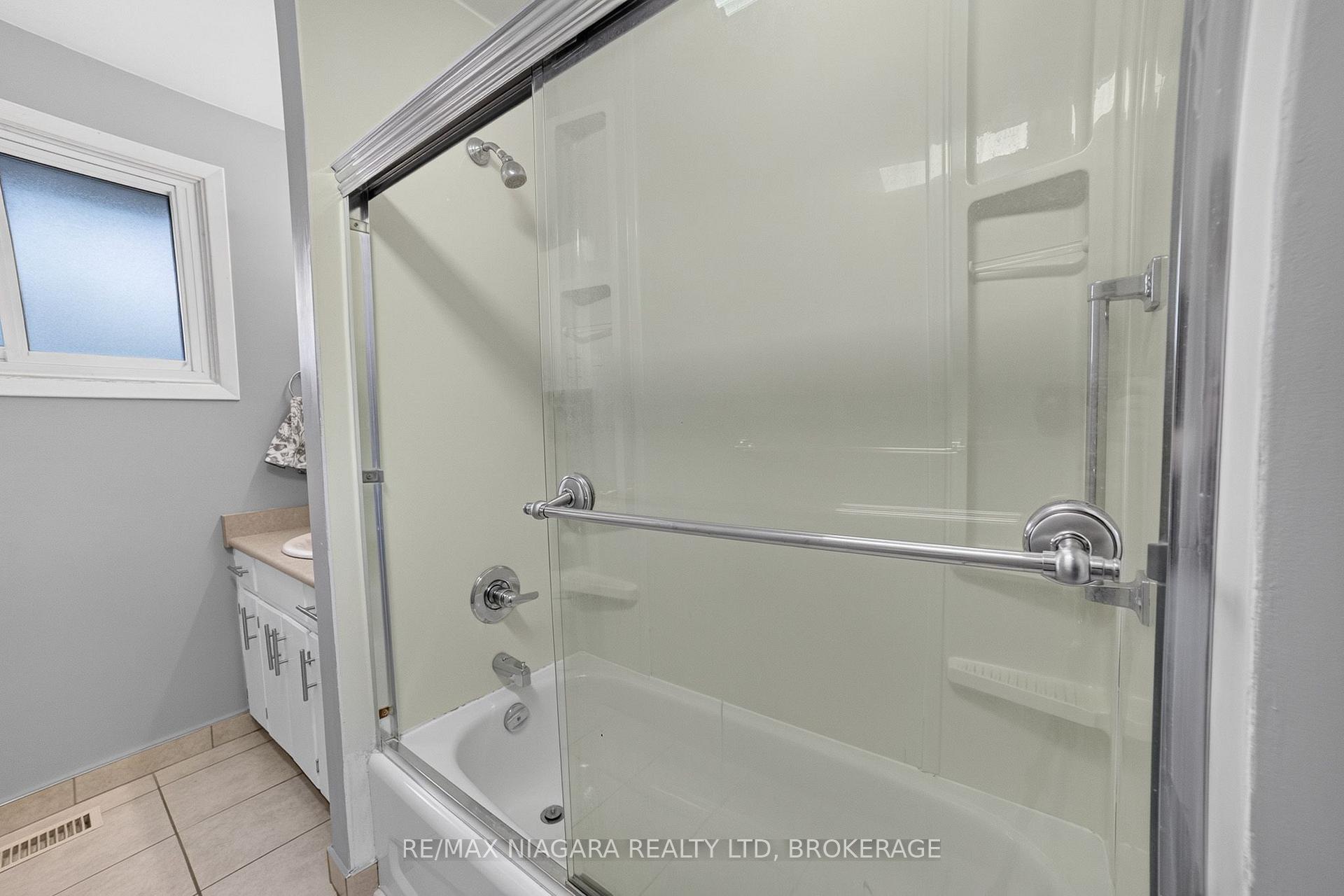Photo 17 of 4240 Brookdale Drive, Niagara Falls, Ascot — HOMEH
