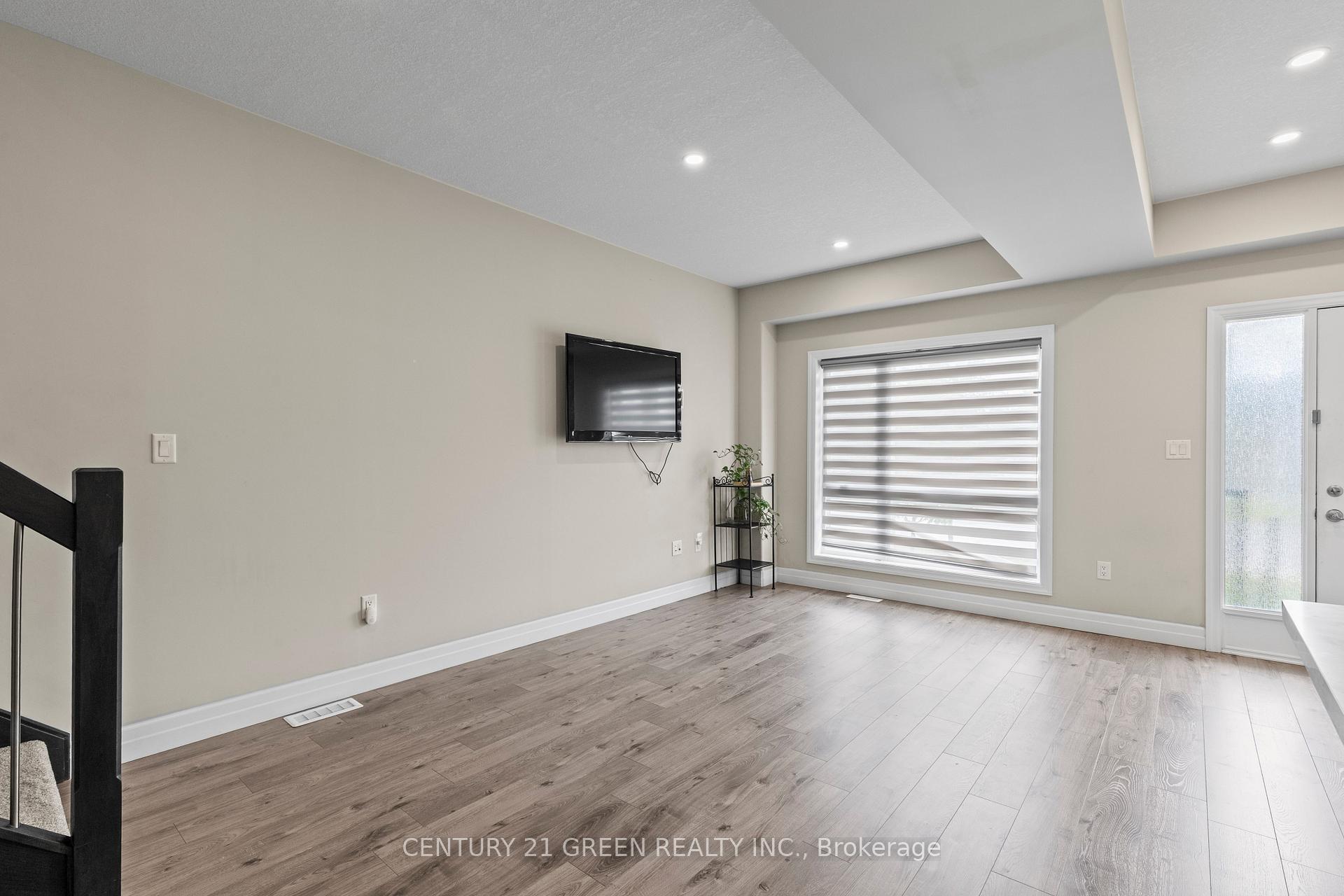 Photo 11 of 851 Sarnia Road, London, North M — HOMEH