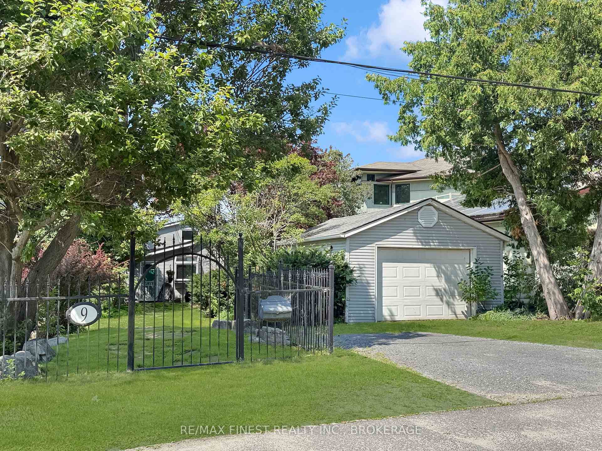 Photo 3 of 9 Point Crescent, Kingston, City SouthWest — HOMEH