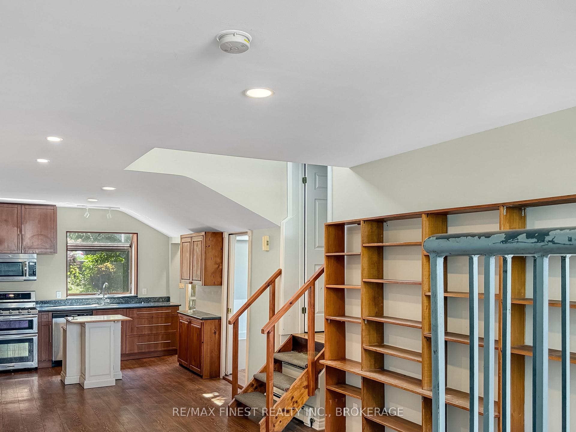 Photo 10 of 9 Point Crescent, Kingston, City SouthWest — HOMEH